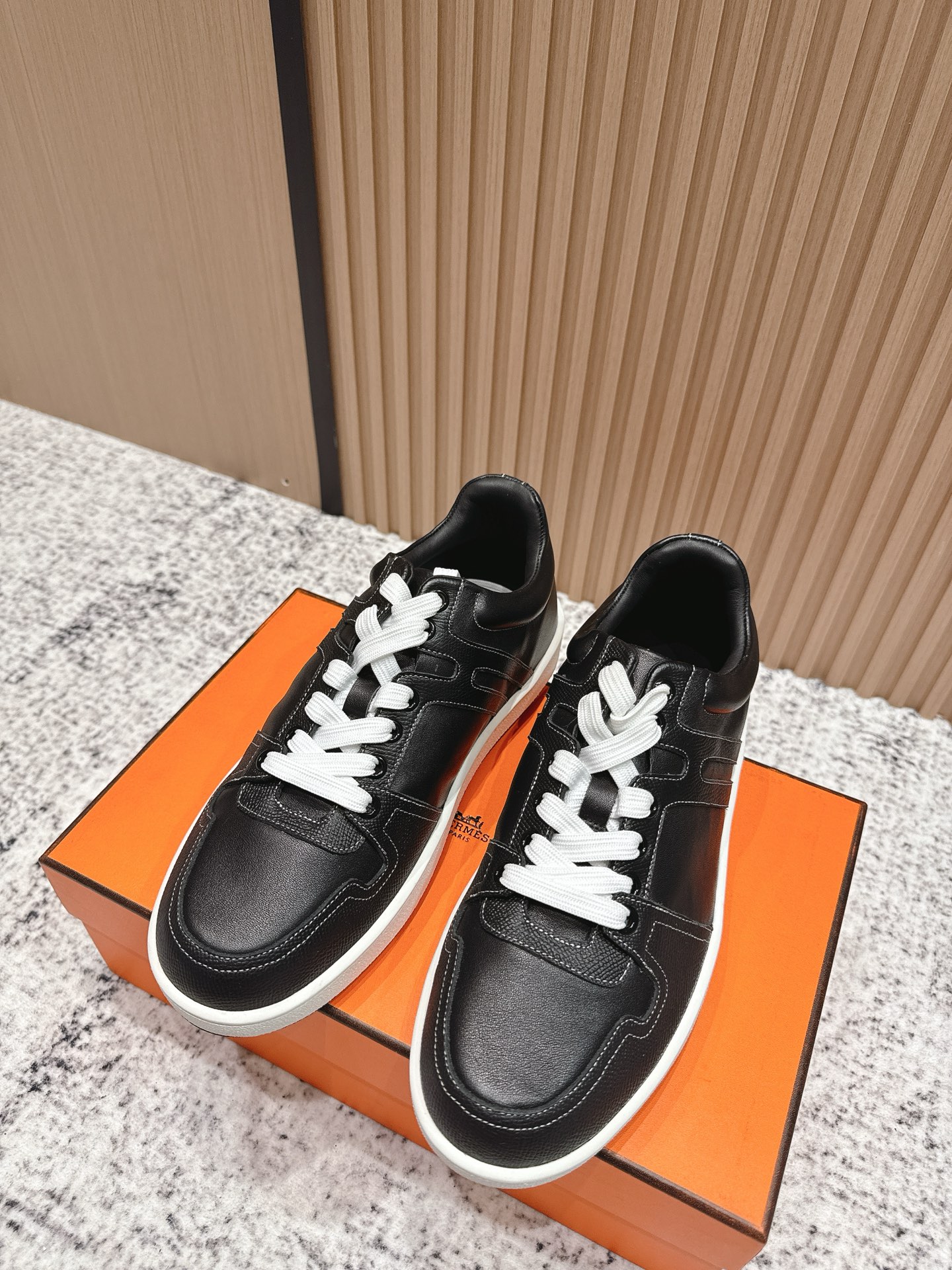 NO:478175,Exclusive top version of men's Hermes H-H-Home classic men's casual sneakers Men's casual sports dad shoes combine high-tech canvas and suede goatskin, and exaggerated 'H' letters on the rubber sole, italic design and bright colors show vitality, continuing the brand's design inspiration. Walking through the city lightly, feeling unrestrained and comfortable. Delivery counter exquisite packaging, original cowhide leather, custom cowhide leather, large sole open mold TPU + rubber foam material, bottom thickness 3CM, size 39~46, casual shoes/sports shoes, hermes, sneakers, cowhide, sheepskin, chamois leather19860909独家顶级版本男款 爱马仕H家经典男款 休闲运动鞋 男款休闲之履运动老爹鞋结合高科技帆布与麂皮山羊皮,在橡胶鞋底上饰以夸张“H”字母,斜体设计和鲜艳色彩展现活力,延续品牌设计灵感.轻盈漫步都市,感受无拘舒适. 配送专柜精美包装 面料原版牛皮 内里定制牛皮 大底开模TPU+橡胶发泡材质 底厚3CM 码数39～46,休闲鞋/运动鞋,hermes,sneakers,cowhide,sheepskin,chamois leather,Women's Shoes