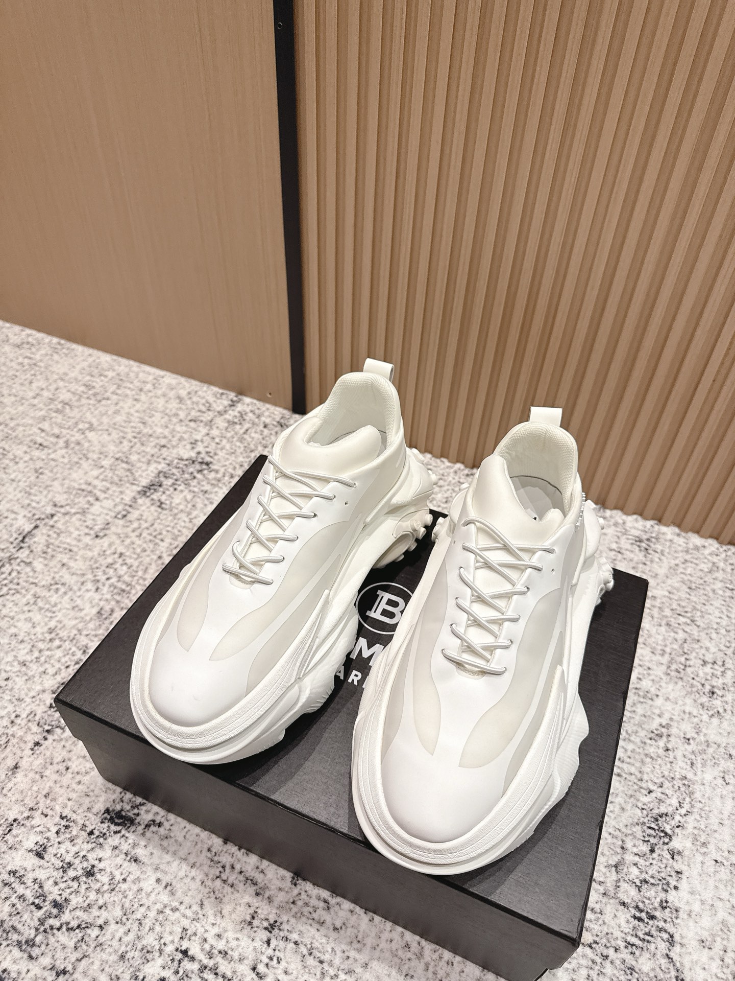 NO:478161,Top version Couple model Balmain Balmain couple sneakers series balmain is known for its bold and visionary silhouette, aiming to empower the wearer. This shoe is spliced ​​with calfskin and breathable cloth upper, breathable mesh inner foot pad, strong wrapping, comfortable and breathable, full of fashion sense, tongue Balmain logo details, three-dimensional letter logo details on toe heel, sole Balmain logo. Original imported cowhide inner high density breathable mesh bottom thickness 6cm size 35-46, dad shoes, balmain, balmain, sneakers, cowhide19860909顶级版本 情侣款 Balmain巴尔曼情侣运动鞋系列  balmain以其大胆而富有远见的廓形而著称,旨在为穿着者赋予力量. 这款鞋履采用小牛皮和透气布鞋面拼接,透气网内里垫脚,包裹性舒适性能强,上脚舒适透气,时尚感满满,鞋舌 Balmain标志细节,鞋头鞋后跟立体字母logo细节,鞋底Balmain标志. 鞋面原版进口牛皮 内里高密度透气网 底厚6cm 码数35-46,老爹鞋,balmain,balmain,sneakers,cowhide,Women's Shoes