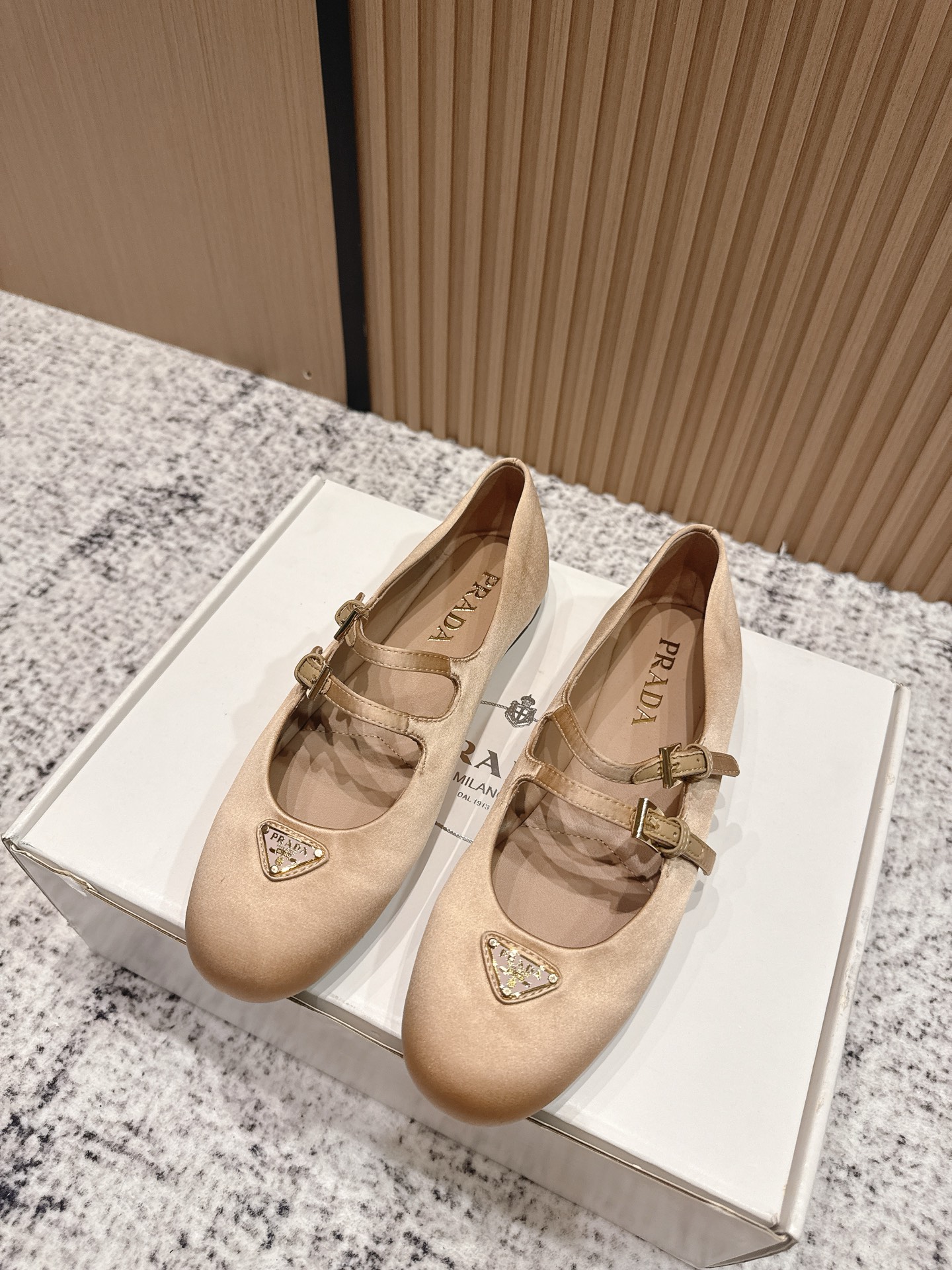 NO:478145,The top version of Prada's new single shoes are both classic and versatile at first glance!  You don’t need to worry about the texture of the feet. Do you feel the feeling of being moved?  The simple combination is very eye-catching and atmospheric. I sincerely suggest you must accept it!  Very beautiful!  Great versatile!  The more you look at it, the more you get. Its round toe design is suitable for all kinds of female foot types to easily control, and it is comfortable to wear without squeezing your feet!  Upper: silk Inner: sheepskin Outsole: tpu rubber outsole size35-40 (40 custom made without return or exchange), single shoes, prada, prada, sheepskin, real silk19860909顶级版本 Prada 普拉达新款单鞋 一眼望去既经典又百搭！质感脚感你们都无需担心哒,心动的感觉有没有！ 简单搭配很吸睛,大气,真心建议你们一定要收！巨好看！巨百搭！真的越看越上头. 它的鞋头圆型设计适合各种百般女性脚型都能轻松驾驭,上脚舒适不挤脚！ 鞋面:真丝 内里:羊皮 大底:tpu橡胶大底 size35-40（40定制不退换）,单鞋,prada,prada,sheepskin,real silk,Women's Shoes