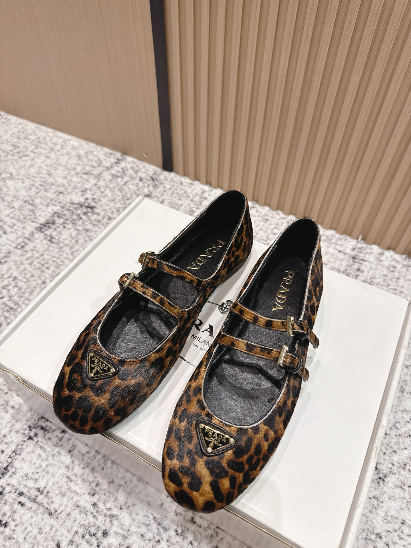 NO:478156,The top version of Prada's new single shoes are both classic and versatile at first glance!  You don’t need to worry about the texture of the feet. Do you feel the feeling of being moved?  The simple combination is very eye-catching and atmospheric. I sincerely suggest you must accept it!  Very beautiful!  Great versatile!  The more you look at it, the more you get. Its round toe design is suitable for all kinds of female foot types to easily control, and it is comfortable to wear without squeezing your feet!  Upper: Horse hair Inner: Sheepskin Outsole: TPU rubber outsole size35-40 (40 custom made without return or exchange), single shoes, prada, prada, sheepskin19860909顶级版本 Prada 普拉达新款单鞋 一眼望去既经典又百搭！质感脚感你们都无需担心哒,心动的感觉有没有！ 简单搭配很吸睛,大气,真心建议你们一定要收！巨好看！巨百搭！真的越看越上头. 它的鞋头圆型设计适合各种百般女性脚型都能轻松驾驭,上脚舒适不挤脚！ 鞋面:马毛 内里:羊皮 大底:tpu橡胶大底 size35-40（40定制不退换）,单鞋,prada,prada,sheepskin,Women's Shoes