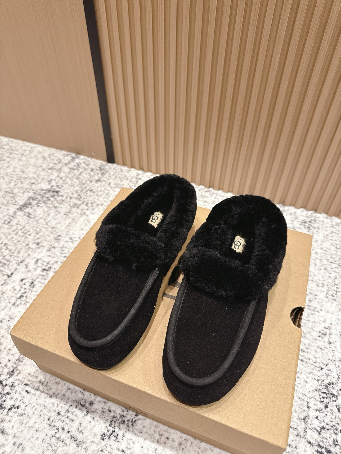 NO:478194,Top version Ugg thick-soled fat tink wool half slippers!  Classic and modern design brings ultimate comfort and warmth experience. The upper is made of exquisite beef fur material, soft texture and delicate feel, and matched with exquisite embroidered brand logo to demonstrate quality and taste in a low-key manner. The inner part uses high-quality sheep curls, surrounded and overflow design, which is not only warm and comfortable, but also gives the shoe shape a cute and cute uniqueness!  Upper wool inner wool outsole tpu rubber sole size 35-40, fur shoes, slippers19860909顶级版本 Ugg 厚底小胖丁羊毛半拖鞋！ 经典与现代设计,带来极致的舒适与温暖体验.鞋面采用精致牛翻毛材质,质地柔软,手感细腻,搭配精巧的刺绣品牌标识,低调中彰显品质与品味.内里采用高品质羊卷毛,环绕外溢设计,不仅温暖舒适,更赋予了鞋型一种呆萌可爱的独特！ 鞋面牛猄 内里羊毛 大底tpu橡胶底 码数35-40,毛毛鞋,slippers,Women's Shoes