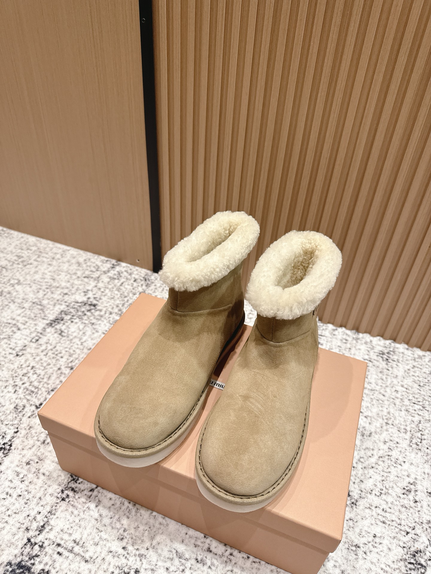NO:478186,Top version MiuMiu/MiuMiu 2025ss autumn and winter catwalk snow boots This timeless reverse velvet leather driving shoes are decorated with the Miu logo, showing a unique and classic style. It is very comfortable and stable to wear. It is salty and sweet. The upper is customized imported beef reverse velvet. The inner imported sheep curls. Sole ZP open mold rubber outsole. Size 35-40. Miaofeng shoes, miumiu, boots.19860909顶级版本 MiuMiu/缪缪2025ss秋冬走秀款毛毛雪地靴 这款永不过时的反绒皮驾车鞋饰有Miu徽标,彰显别具一格的经典格调. 上脚非常舒服超级稳·搭配还是可咸可甜 鞋面定制进口牛反绒 内里进口羊卷毛 鞋底ZP开模橡胶大底 码数35-40,毛毛鞋,miumiu,boots,Women's Shoes