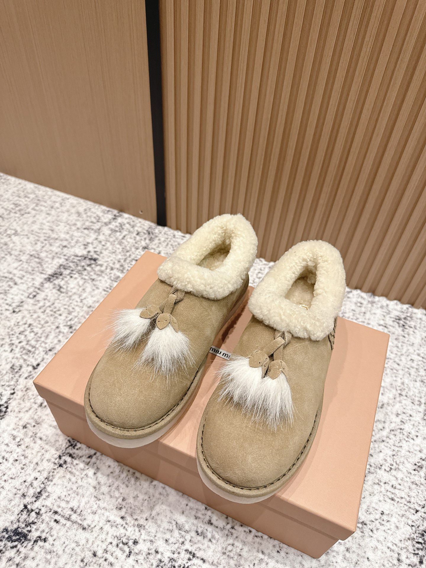 NO:478181,Top version MiuMiu/MiuMiu 2025ss autumn and winter catwalk tassel shoes This timeless reverse velvet leather driving shoes are decorated with the Miu logo, showing a unique classic style. It is very comfortable and stable on the feet. It can be salty or sweet when paired. Customized upper imported beef reverse velvet, imported sheep curls inside, sole ZP open mold rubber outsole, size 35-40, fur shoes, miumiu19860909顶级版本 MiuMiu/缪缪2025ss秋冬走秀款流苏单鞋 这款永不过时的反绒皮驾车鞋饰有Miu徽标,彰显别具一格的经典格调. 上脚非常舒服超级稳·搭配还是可咸可甜 鞋面定制进口牛反绒 内里进口羊卷毛 鞋底ZP开模橡胶大底 码数35-40,毛毛鞋,miumiu,Women's Shoes