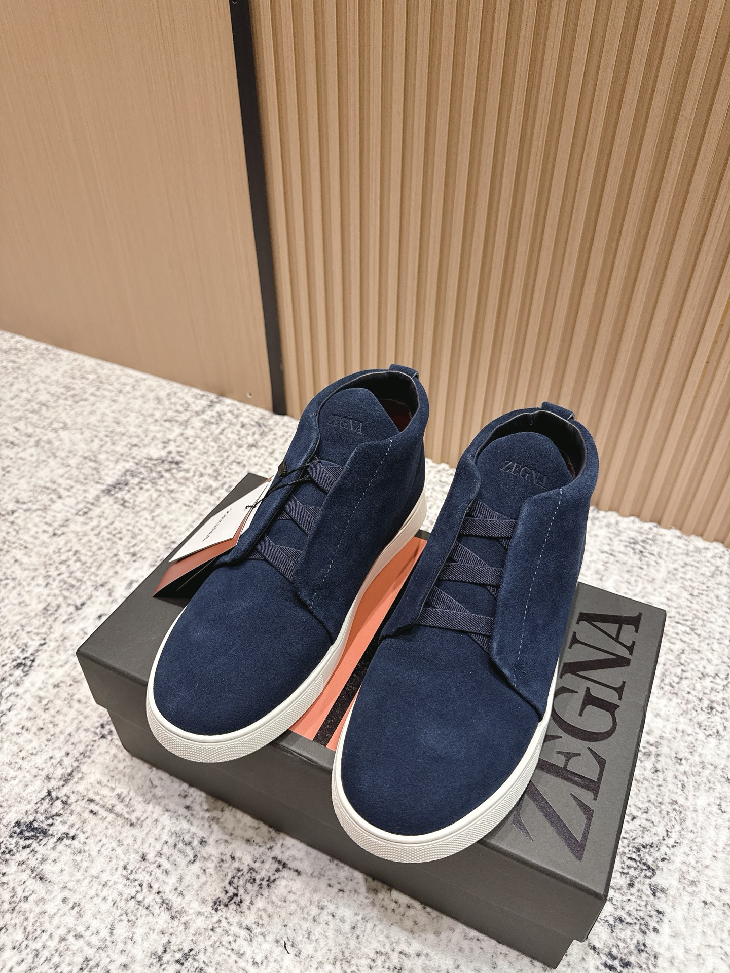 NO:478174,Top version: Men's Zegna 2025SS new summer new product casual deer leather luxury hemp rope sole one foot fisherman's shoes small white shoes single shoes men's Triple Stitch is an exquisite casual shoe with the iconic triple cross elastic details, inspired by the triple hand-stitched stitch shape, demonstrating the long-standing heritage of Zegna. This leather-lined deer leather sneakers are decorated with llama decorative details, and are light in texture. It is equipped with a flexible rubber outsole, which is easy to put on and take off, and is comfortable. The upper oil edge craftsmanship and the shoe tongue are decorated with iconic Zegna logo details, highlighting the brand style. Fabric Gaomer Niujing, deer leather inner cowhide  Size 39-46 (45, 46 customized), casual shoes/sports shoes, zegna, sneakers, espadrilles, cowhide19860909顶级版本:男款 Zegna杰尼亚 2025SS新款夏季新品休闲鹿皮奢华麻绳底一脚蹬渔夫鞋小白鞋单鞋男 Triple Stitch 是一款精致的休闲鞋履,饰有标志性三重交叉松紧细节,灵感源于三重手缝线迹造型,彰显了杰尼亚的悠久传承.这款皮革衬里鹿皮球鞋饰有骆马色装饰细节,采用便鞋鞋型且质感轻盈,配有灵活的橡胶外底,穿脱轻松,舒适不凡.鞋面油边工艺、鞋舌饰有标志性 Zegna 标识细节,彰显品牌风范. 面料高丝光牛京、鹿皮 内里牛皮 码数39-46（45、46定做）,休闲鞋/运动鞋,zegna,sneakers,espadrilles,cowhide,Women's Shoes