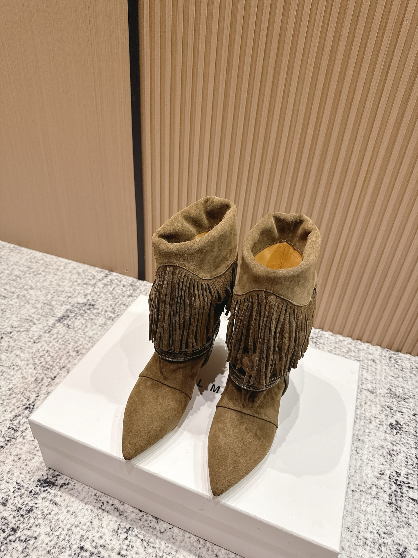 NO:478170,Top version Isabel Marant autumn and winter catwalk boots. Boots that can be worn all year round are here. A pair of retro boots that are so powerful that they are simple and retro design. The key is % comfort. You can do it every day when shopping and will never become a decoration in the shoe cabinet. Boots for cool girls are loose. The boots are super thin. They are matched with no pears. Fashionable and versatile ins. High mercerized beef tiles. Inside cowhide. Outsole. Italian imported leather soles. Heel height 5.5CM. Size 35-41. Boots, boots, cowhide, Leather soles.19860909顶级版本  伊莎贝尔Isabel Marant秋冬走秀款堆堆靴 一年四季都可以穿的靴子来了,一双封神的复古靴 简约复古设计,关键是舒适百分 逛街日常都可,绝不会成为鞋柜里的摆设. 酷女孩必备靴 靴筒宽松 超显腿细,搭配毫无鸭梨 时髦又百搭ins  鞋面高丝光牛猄 内里牛皮里 大底意大利进口真皮大底 跟高5.5CM 码数35-41,靴子,boots,cowhide,Leather soles,Women's Shoes