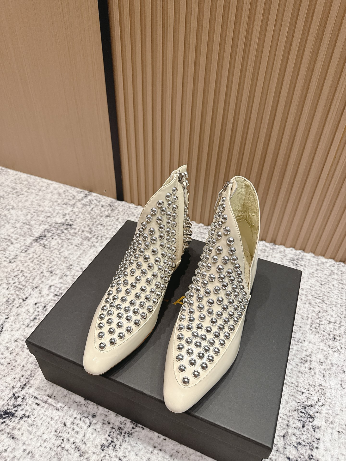 NO:478165,Purchase grade #Alaiya rhinestone ankle boots new product Make a blingbling girl paper in autumn and winter. This is too shining, and the thick heel is also very stable!  Fabric patent leather inner sheepskin large sole cowhide sole size 35-41, boots, boots, cowhide, sheepskin19860909代购级 ＃阿莱亚水钻踝靴新品 25秋冬做个blingbling的女孩纸啊 这也太闪耀啦,而且粗跟也很稳！ 面料漆皮 内里羊皮 大底牛皮底 码数35-41,靴子,boots,cowhide,sheepskin,Women's Shoes