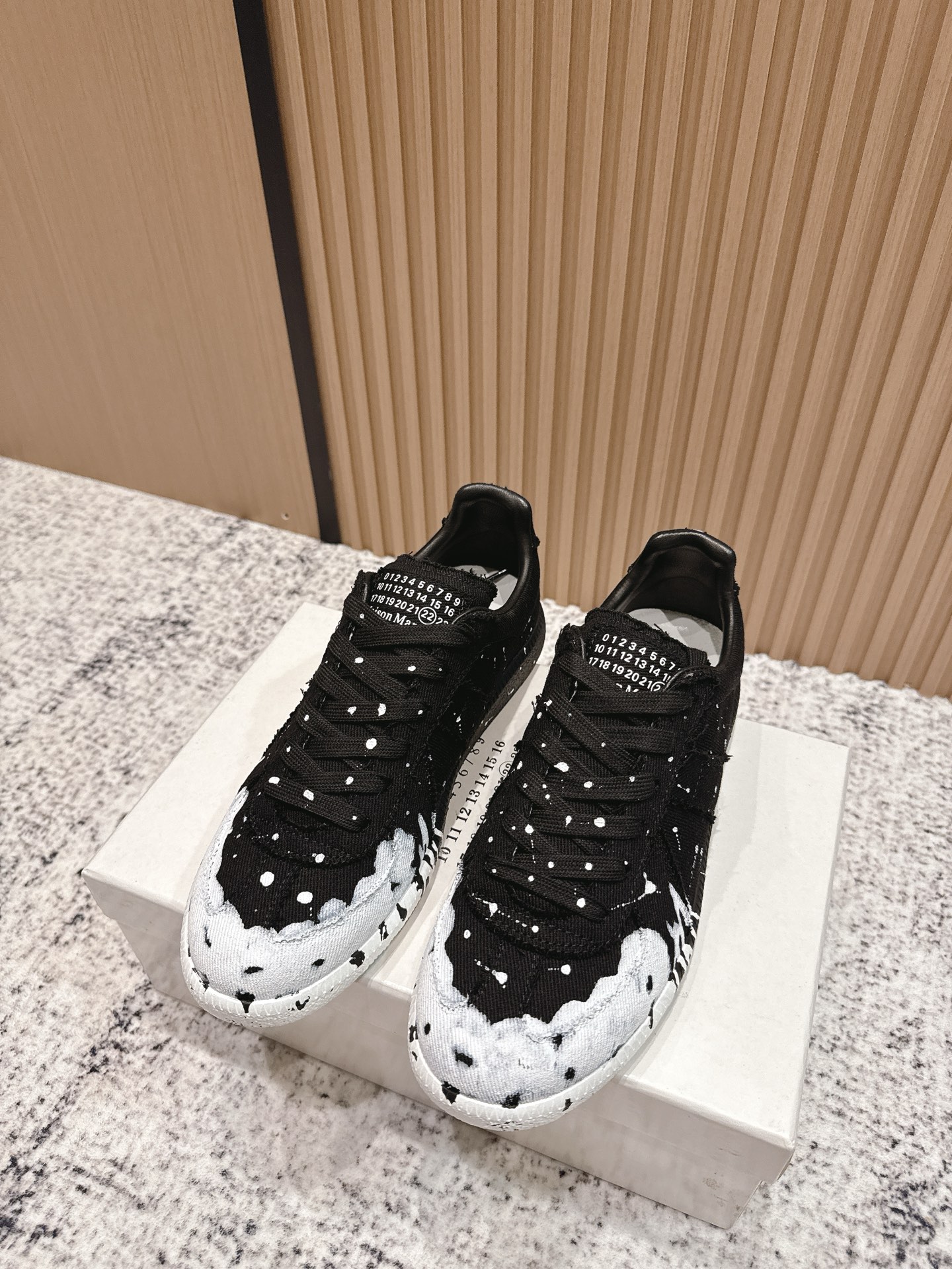 NO:478155,Top version of women's men's 260 Maison Margiela MM6 German training casual shoes genius designer brand, a light luxury brand is very versatile and comfortable to the feet. This German training shoes continue the classic T-shaped genuine leather splicing design, and have been carefully improved by the design team many times, just to let you experience the most original military flavor. The soft and delicate characteristics of the top layer cowhide and the texture of cow leather make it have super high softness and comfort, while maintaining good breathability and comfort and texture parallel, so as to easily control any matching of all seasons. Fabric canvas lily/cloth outsole rubber outsole size 35-45, casual shoes/sports shoes, masion margiela, sneakers, cowhide19860909顶级版本女款男款260 MaisonMargiela MM6德训休闲鞋鬼才设计师品牌,一个轻奢品牌上脚很百搭哦,也很随脚舒适. 这一款德国训练鞋延续了经典的T形真皮拼接设计,经过设计团队多次的精心改良,只为让您体验最原始的军旅味道,头层牛皮柔软细腻的特点与牛反绒牛皮的质感相结合使其既有超高的柔软舒适度,又同时保持不错的透气性能舒适与质感并行,轻松驾驭四季穿着任何搭配. 面料帆布 内里皮/布 大底橡胶大底 码数35-45,休闲鞋/运动鞋,masion margiela,sneakers,cowhide,Women's Shoes