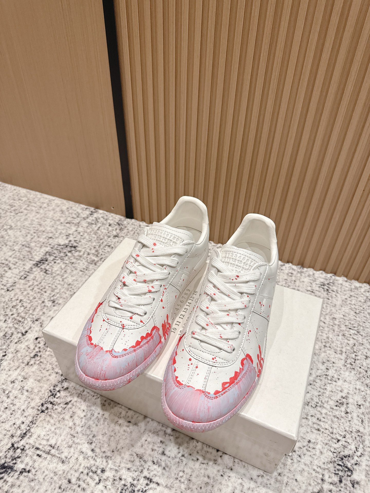 NO:478160,Top version of women's men's 280 Maison Margiela MM6 German training casual shoes genius designer brand, a light luxury brand is very versatile and comfortable to the feet. This German training shoes continue the classic T-shaped genuine leather splicing design, and have been carefully improved by the design team many times, just to let you experience the most original military flavor. The soft and delicate characteristics of the top layer cowhide and the texture of cow leather make it have super high softness and comfort, while maintaining good breathability and comfort and texture parallel, so as to easily control any matching of all seasons. Fabric cowhide inner lily/cloth outsole rubber outsole Size 35-45, casual shoes/sports shoes, masion margiela, sneakers, cowhide19860909顶级版本女款男款280 MaisonMargiela MM6德训休闲鞋鬼才设计师品牌,一个轻奢品牌上脚很百搭哦,也很随脚舒适. 这一款德国训练鞋延续了经典的T形真皮拼接设计,经过设计团队多次的精心改良,只为让您体验最原始的军旅味道,头层牛皮柔软细腻的特点与牛反绒牛皮的质感相结合使其既有超高的柔软舒适度,又同时保持不错的透气性能舒适与质感并行,轻松驾驭四季穿着任何搭配. 面料牛皮 内里皮/布 大底橡胶大底 码数35-45,休闲鞋/运动鞋,masion margiela,sneakers,cowhide,Women's Shoes