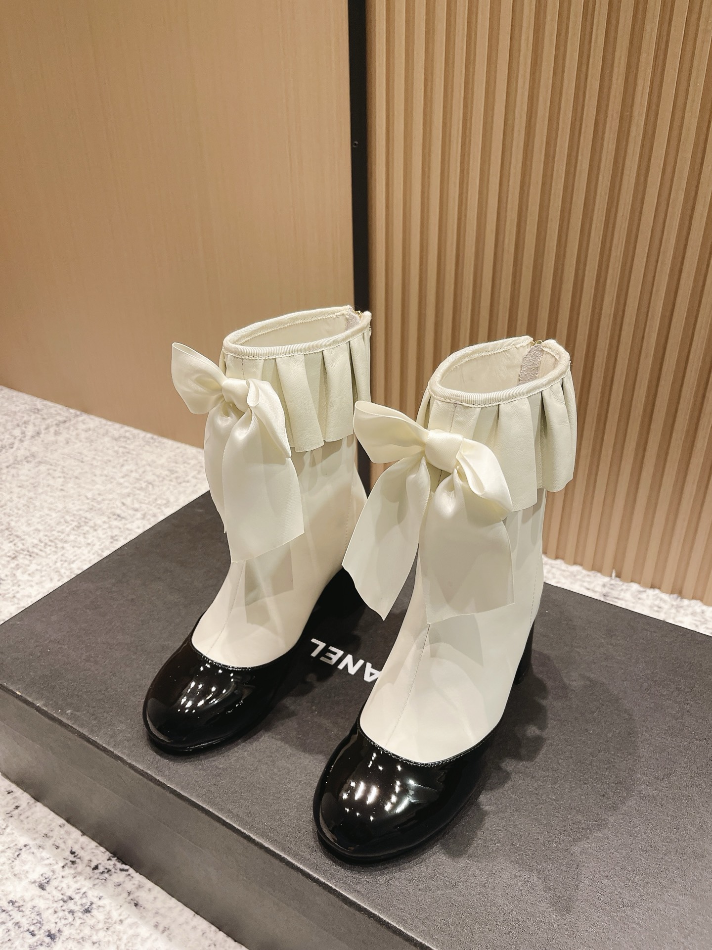 NO:480580,Top version CHANEL Chanel's new autumn and winter letter knight boots library boots This knight boot is really a representative of handsome and fashionable Martin boots Knight boots with bow embellishment, low-key and luxurious!   Simple, fashionable, personal and grand!   Natural and smooth beauty, a kind of beauty that stuns the time, and long legs should be displayed in winter~ Imported cowhide upper Nelipili size 35-39 (34, 40, 41 custom made without return) Soles Italian leather soles, boots, chanel, chanel, boots, cowhide, Leather soles19860909顶级版本  CHANEL 香奈儿*小香秋冬新款字母骑士靴库靴 这款骑士靴真的是帅气时尚的代表马丁靴骑士靴靴筒蝴蝶结点缀 低调不失奢华！  简约时尚个性又大气！  自然流畅的美感,有种惊艳了时光的美感,冬日也要展现大长腿～ 鞋面进口牛皮 内里皮里 码数35-39（34,40,41定制不退换） 鞋底意大利真皮大底,靴子,chanel,chanel,boots,cowhide,Leather soles,Women's Shoes