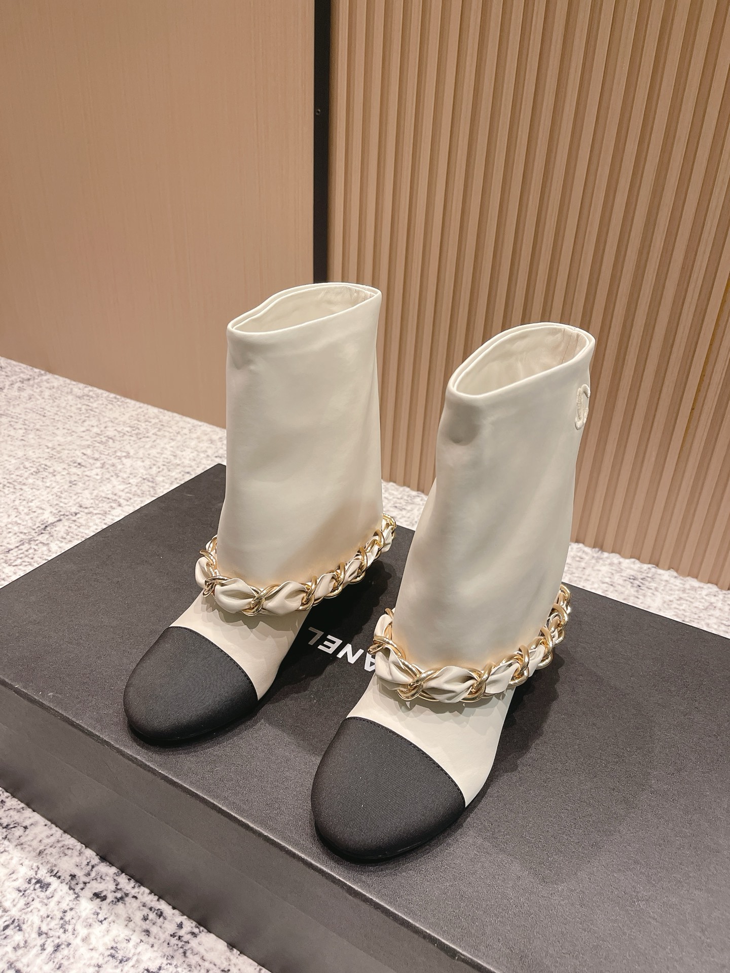 NO:480576,Top version CHANEL Chanel's new fashion knight boots library boots with a leather-wearing highlight of the chain, a small fragrance at a glance!  It seems a bit exaggerated, but it is actually coordinated and atmospheric with its high and wide boots!  Soft and glutinous, with a great feel for feet, simple, fashionable, personal and atmospheric!   Natural and smooth beauty, a kind of beauty that stuns the time, and long legs should be displayed in winter~ Imported cowhide upper Nelipili size 35-39 (40 custom made without return and exchange) Soles Italian leather soles, boots, chanel, chanel, boots, cowhide, Leather soles19860909顶级版本  CHANEL 香奈儿*小香秋冬新款时尚骑士靴库靴  链条穿皮的亮点,一眼小香！ 看似有点夸张,但搭配高高宽宽的靴筒,实则协调大气的呢！软软糯糯,脚感超赞  简约时尚个性又大气！  自然流畅的美感,有种惊艳了时光的美感,冬日也要展现大长腿～ 鞋面进口牛皮 内里皮里 码数35-39（40定制不退换） 鞋底意大利真皮大底,靴子,chanel,chanel,boots,cowhide,Leather soles,Women's Shoes