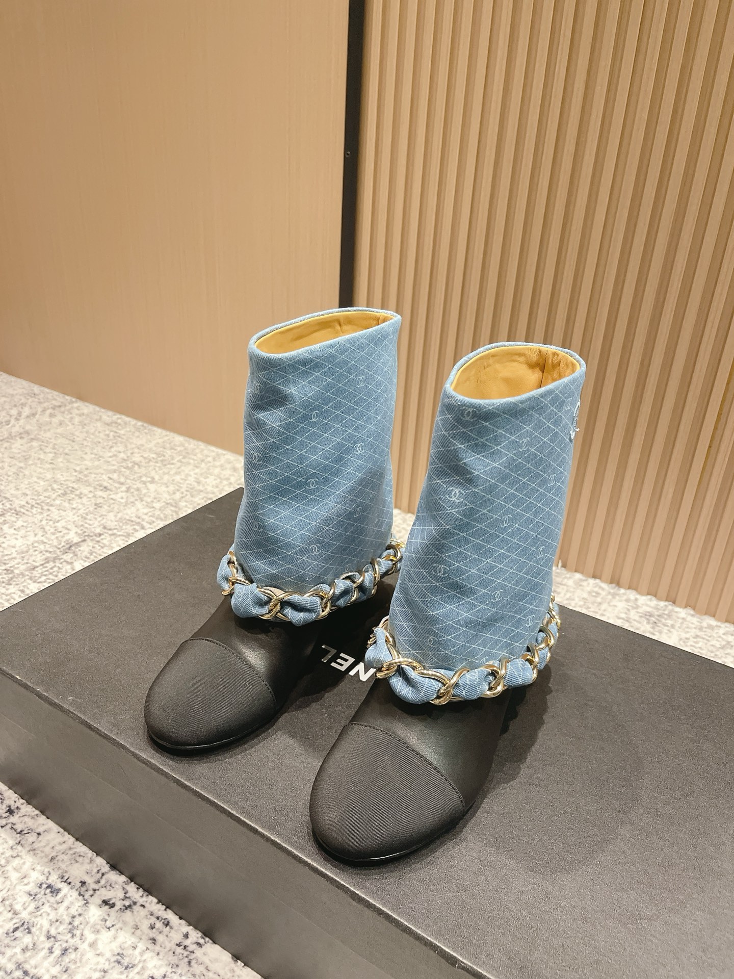 NO:480569,Top version CHANEL Chanel's new fashion knight boots library boots with a leather-wearing highlight of the chain, a small fragrance at a glance!  It seems a bit exaggerated, but it is actually coordinated and atmospheric with its high and wide boots!  Soft and glutinous, with a great feel for feet, simple, fashionable, personal and atmospheric!   Natural and smooth beauty, a kind of beauty that stuns the time, and long legs should be displayed in winter~ Imported upper fabric Nelipili Size 35-39 (40 custom made without return and exchange) Soles Italian leather soles, boots, chanel, chanel, boots, Leather soles19860909顶级版本  CHANEL 香奈儿*小香秋冬新款时尚骑士靴库靴  链条穿皮的亮点,一眼小香！ 看似有点夸张,但搭配高高宽宽的靴筒,实则协调大气的呢！软软糯糯,脚感超赞  简约时尚个性又大气！  自然流畅的美感,有种惊艳了时光的美感,冬日也要展现大长腿～ 鞋面进口布料 内里皮里 码数35-39（40定制不退换） 鞋底意大利真皮大底,靴子,chanel,chanel,boots,Leather soles,Women's Shoes