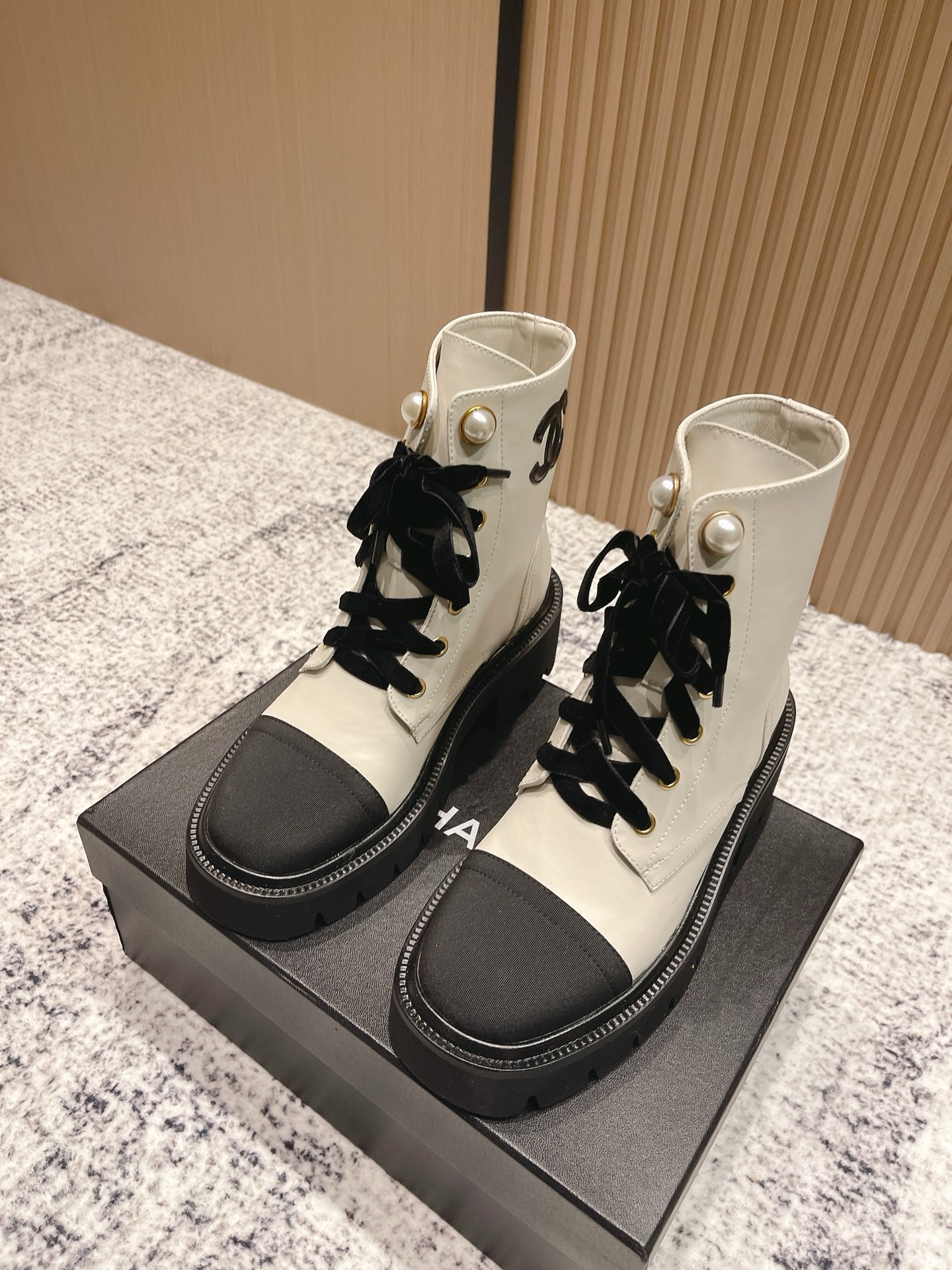 NO:480555,Purchase grade # Chanel autumn and winter new Martin boots are simple, fashionable, personal and atmospheric!  Natural and smooth beauty, a kind of beauty that stuns the time, and long legs should be displayed in winter~ Choose calfskin material, water-dyed cowhide tpu rubber sole, heel height 3cm Size#35-39 (40 custom-made, non-return and exchange), boots, chanel, boots, cowhide19860909代购级 # 香奈儿秋冬新款马丁靴 简约时尚个性又大气！自然流畅的美感,有种惊艳了时光的美感,冬日也要展现大长腿～ 选用小牛皮材质 水染牛皮里 tpu橡胶大底 跟高3cm Size#35-39（40定制不退换）,靴子,chanel,boots,cowhide,Women's Shoes