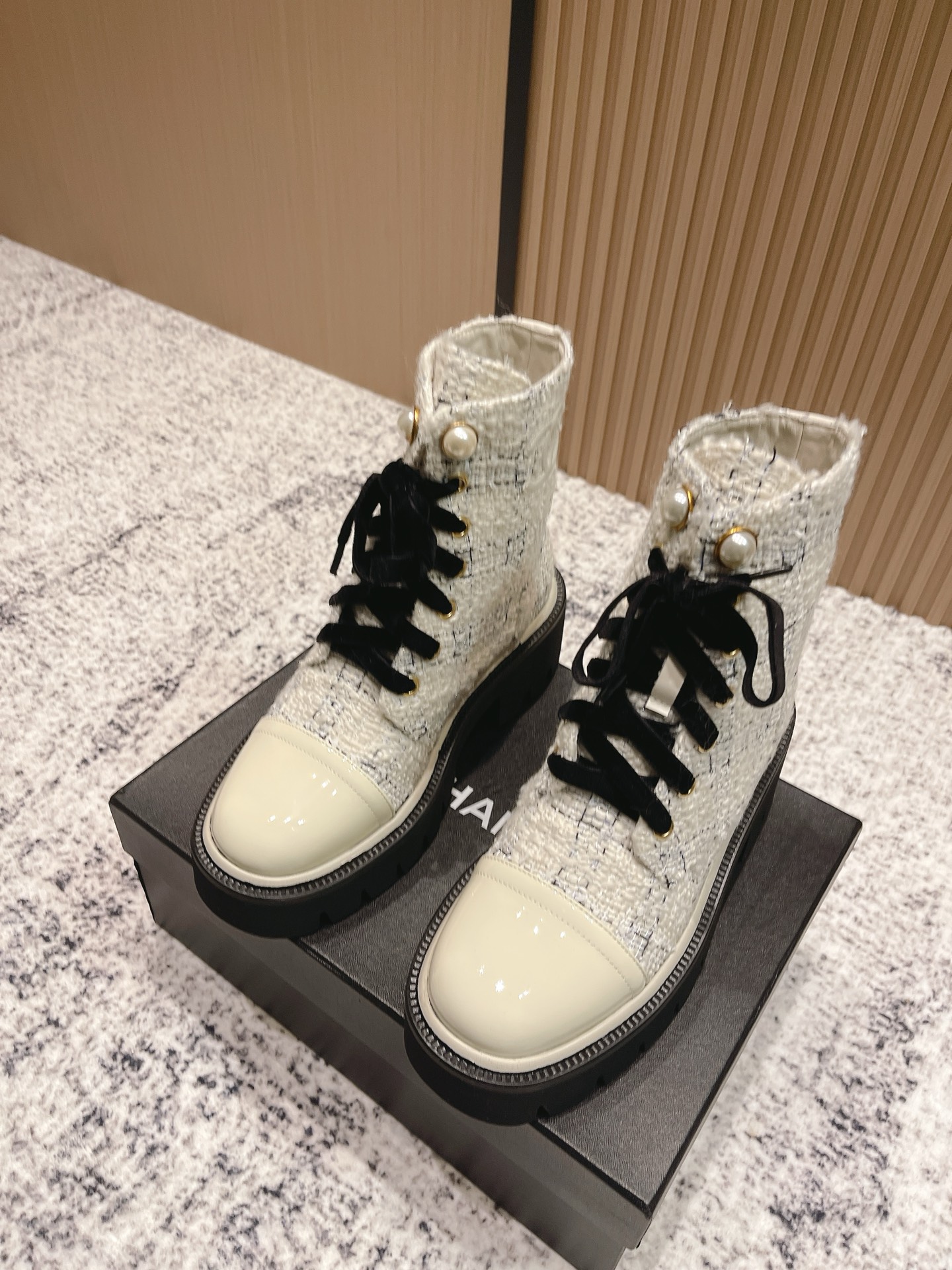 NO:480563,Purchase grade # Chanel autumn and winter new Martin boots are simple, fashionable, personal and atmospheric!  Natural and smooth beauty, a kind of beauty that stuns the time, and you should also show your long legs in winter~ Choose fabric material, water-dyed cowhide, tpu rubber sole, heel height 3cm Size#35-39 (40 custom-made, non-return and exchange), boots, chanel, boots, cowhide19860909代购级 # 香奈儿秋冬新款马丁靴 简约时尚个性又大气！自然流畅的美感,有种惊艳了时光的美感,冬日也要展现大长腿～ 选用布料材质 水染牛皮里 tpu橡胶大底 跟高3cm Size#35-39（40定制不退换）,靴子,chanel,boots,cowhide,Women's Shoes