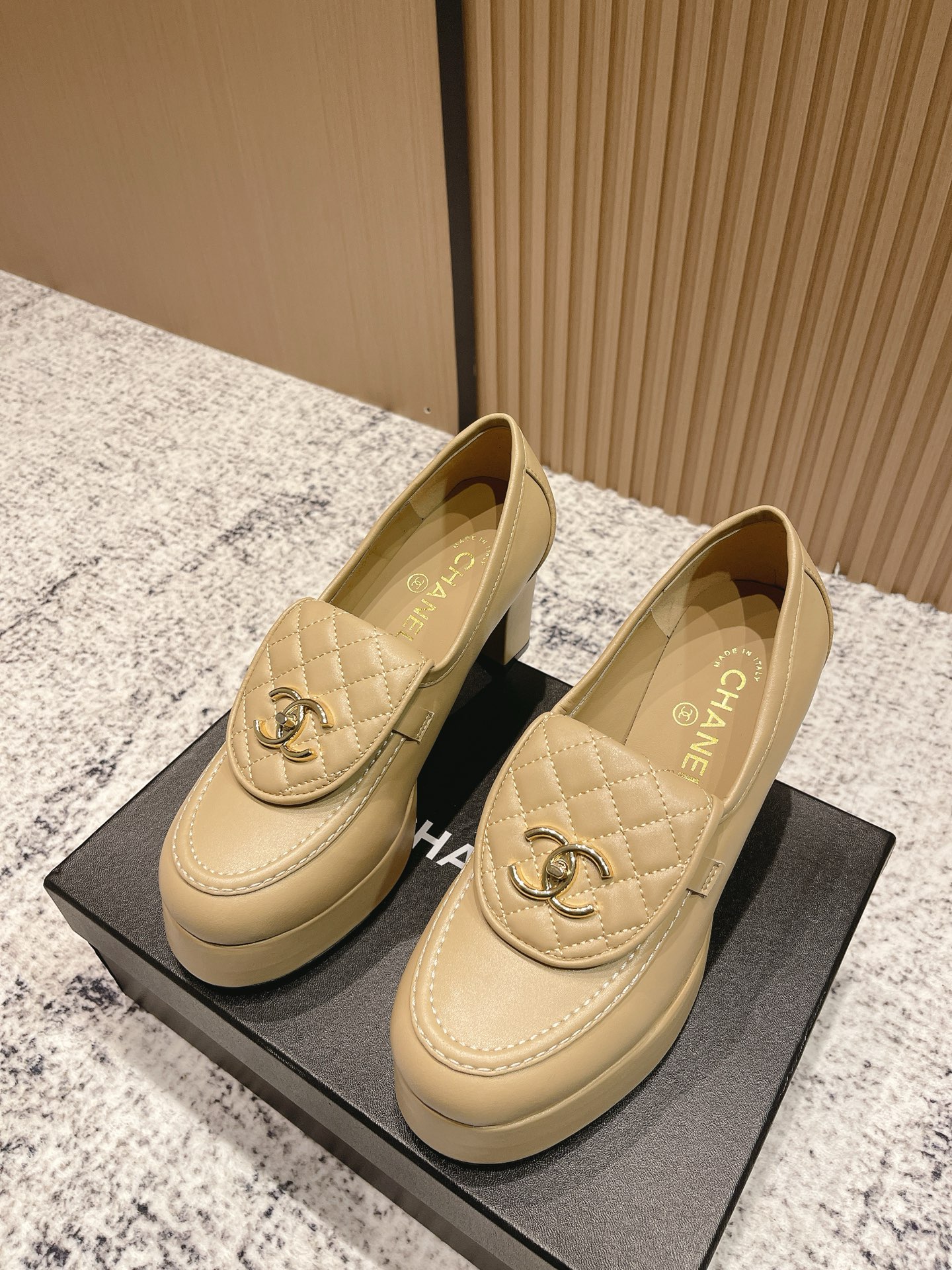 NO:480545,Top version The highest version, original version developed 1:1 CHANEL FW2025 Chanel Spring and Summer New Loafers Series... Chanel Spring Must-have, Goddess Series, has the elegant and famous temperament of Xiangjia, super durable, irresistible, heart-wrenching... Fabric: imported cowhide Inner: imported cowhide Outsole: genuine leather outsole Size: 35-39 (34, 40, 41 Customized), loafers, high heels, chanel, chanel, chanel, loafers, high heels, cowhide, Leather soles19860909顶级版本 最高版本,原版1:1开发 CHANEL FW2025香奈儿春夏新款锁扣厚底乐福鞋系列… 香奈儿春季必备款,女神系列,拥有香家特色优雅名媛气质,超级耐看,让人无法抗拒,心动ing…… 面料:进口牛皮 内里:进口牛里 大底:真皮大底 码数:35-39（34,40,41定制）,乐福鞋高跟鞋,chanel,chanel,chanel,loafers,high heels,cowhide,Leather soles,Women's Shoes