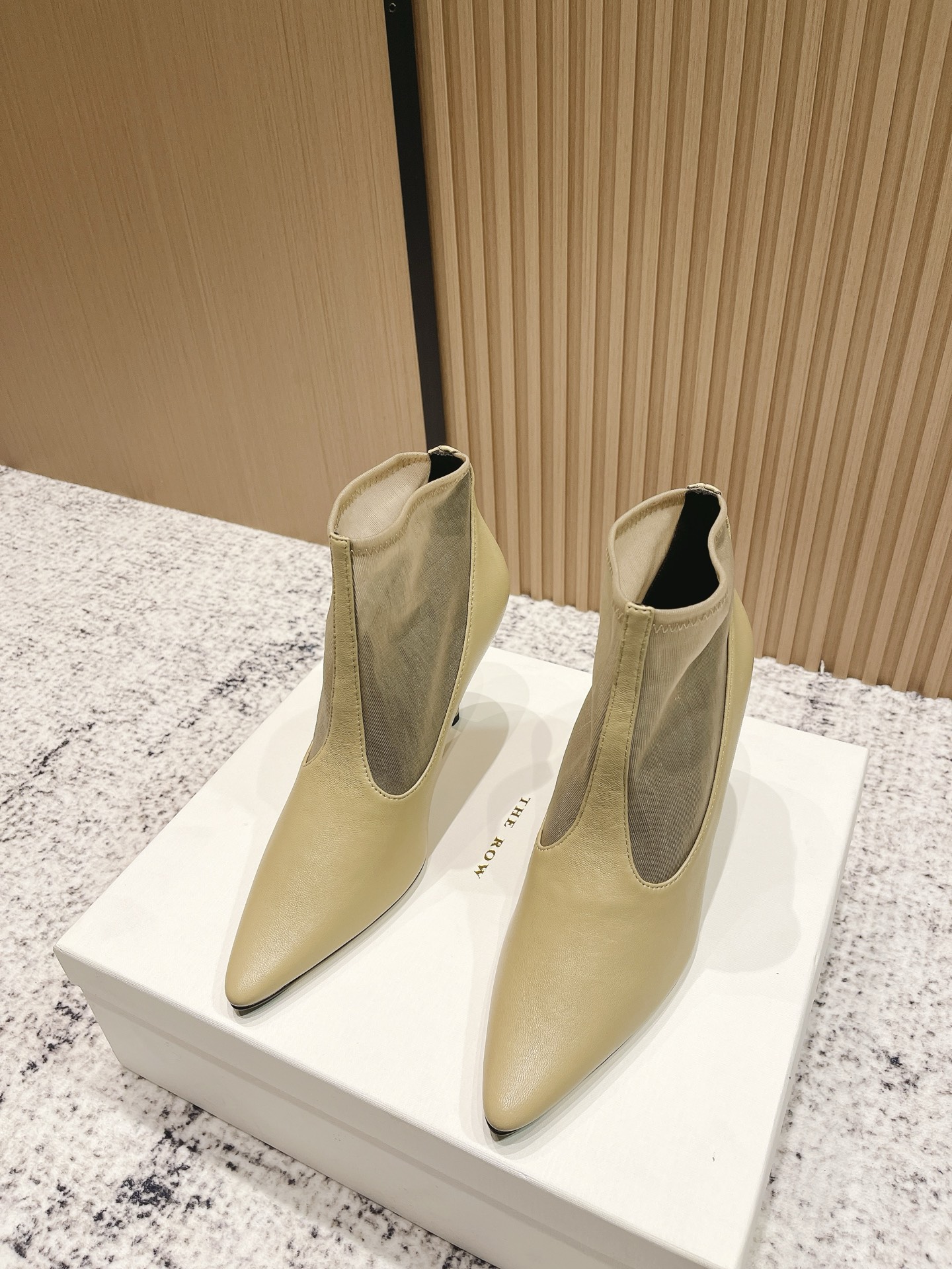 NO:480529,Top version, high-quality niche trendy brand The row25 spring and summer French retro simple style, mesh cat heel sandals ————————————————————————————— Retro temperament Queen The whole shoe shape is simple and elegant, very clean and neat and easy to match!  You can also easily control your daily outfits, dates, etc.!  It makes your feet look thinner and your legs look longer visually!  Anyone who sees this texture will shout YYDS! It exudes a sense of nobility from the inside to the outside~the luster is full!  And it's comfortable and durable!  It is light and comfortable to wear, and you don’t feel tired when walking!  You can hold every day of commuting, shopping, etc.!  The upper is made of cowhide mesh, inner foot padded sheepskin imported from Italy, genuine leather sole, heel height 8.5cm, size: 35-39 (40 custom made without return), boots, boots, cowhide, sheepskin, Leather soles19860909顶级版本 高品质小众潮牌The row25春夏法式复古简易风 网纱猫跟凉靴 ——————————— 复古气质女王 整个鞋型简约大气,很干净利落又好搭配！日常穿搭、约会聚会等也能轻松驾驭！ 穿上很显脚瘦,又在视觉上拉腿长！这质感,任谁看了都高呼YYDS!由内到外散发着贵气感~光泽感拉满！而且舒适又耐穿！穿着轻便舒服,走路完全不累脚！日常通勤、逛街等统统都能hold得住！ 鞋面采用牛皮拼网纱 内里垫脚羊皮 意大利进口真皮大底 跟高8.5cm 码数: 35-39（40定做不退换）,靴子,boots,cowhide,sheepskin,Leather soles,Women's Shoes