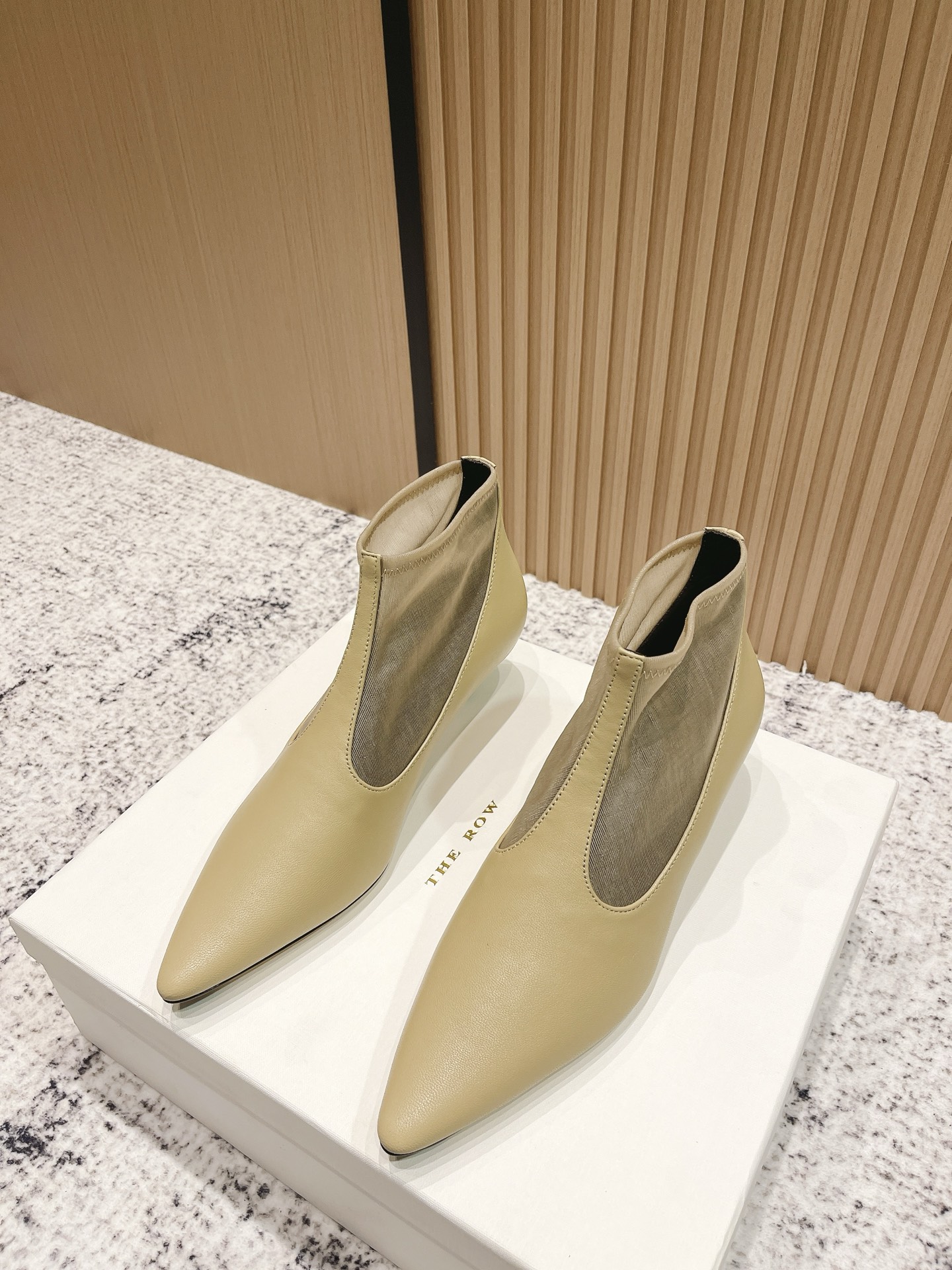 NO:480537,Top version, high-quality niche trendy brand The row25 spring and summer French retro simple style, mesh cat heel sandals ————————————————————————————— Retro temperament Queen The whole shoe shape is simple and elegant, very clean and neat and easy to match!  You can also easily control your daily outfits, dates, etc.!  It makes your feet look thinner and your legs look longer visually!  Anyone who sees this texture will shout YYDS! It exudes a sense of nobility from the inside to the outside~the luster is full!  And it's comfortable and durable!  It is light and comfortable to wear, and you don’t feel tired when walking!  You can hold every day of commuting, shopping, etc.!  The upper is made of cowhide mesh, inner footbed sheepskin imported from Italy, genuine leather sole, heel height 3.5cm, size: 35-39 (40 custom made without return), boots, boots, cowhide, sheepskin, Leather soles19860909顶级版本 高品质小众潮牌The row25春夏法式复古简易风 网纱猫跟凉靴 ——————————— 复古气质女王 整个鞋型简约大气,很干净利落又好搭配！日常穿搭、约会聚会等也能轻松驾驭！ 穿上很显脚瘦,又在视觉上拉腿长！这质感,任谁看了都高呼YYDS!由内到外散发着贵气感~光泽感拉满！而且舒适又耐穿！穿着轻便舒服,走路完全不累脚！日常通勤、逛街等统统都能hold得住！ 鞋面采用牛皮拼网纱 内里垫脚羊皮 意大利进口真皮大底 跟高3.5cm 码数: 35-39（40定做不退换）,靴子,boots,cowhide,sheepskin,Leather soles,Women's Shoes