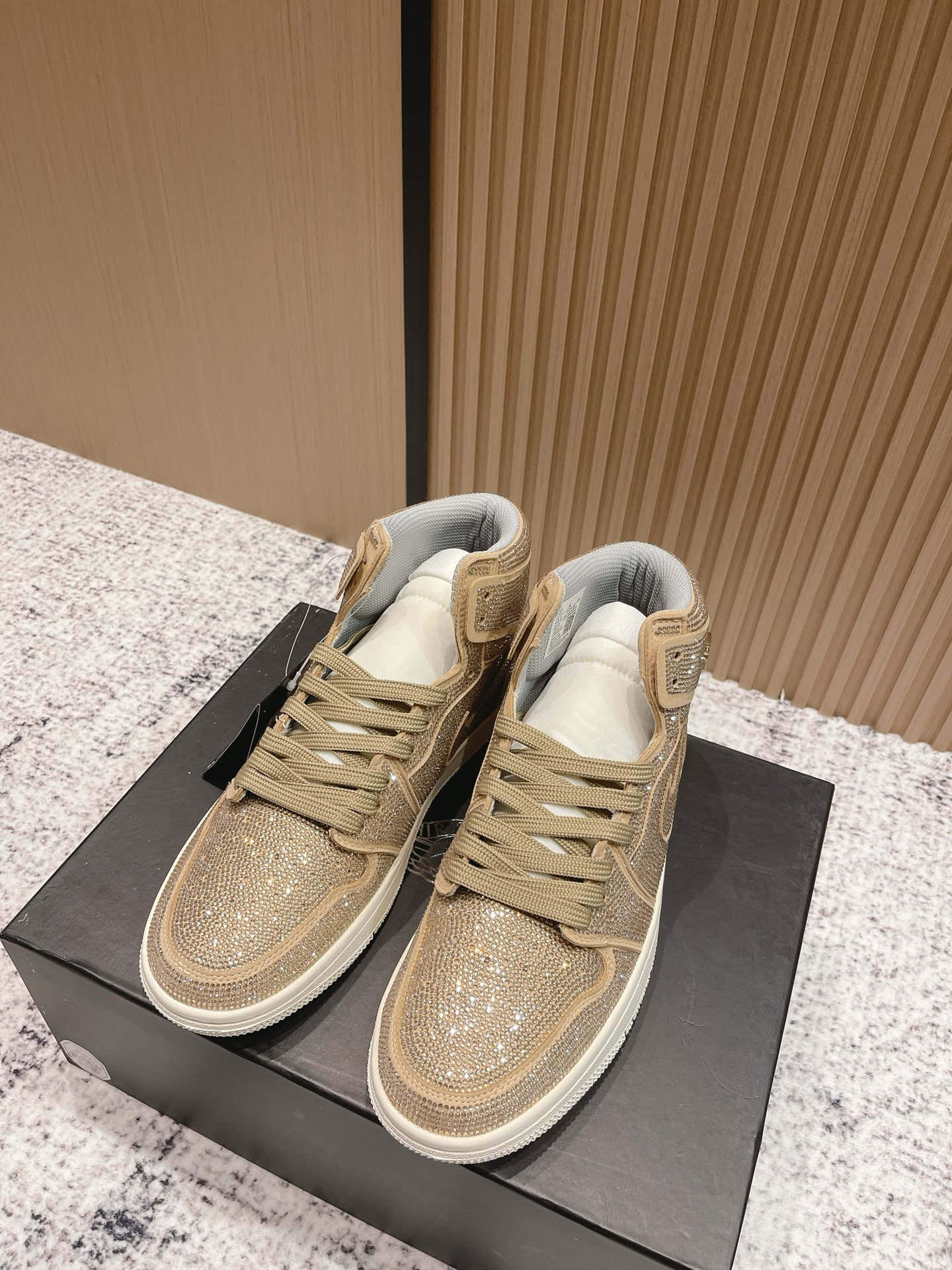 NO:480515,Top version of high-top couple Air Jordan Nike co-branded 25vs couples iron diamond shoes latest high-low-top sneakers!  Hot launch upgraded version!  Only a cowhide color-blocked high-top shoes, Nike Joy couples' fur shoes open the eyes of the shoe fans, various unexpected design ideas, diamond color schemes bring many surprises to everyone, the color-blocking hidden on the upper is quite unique, low-key showing the identity of the shoe model, the style that is essential for trendy people, the foot is really good-looking and unpleasant... Fabric: Customized beef and diamond craftsmanship Inner: Customized sheepskin Foot pad: Customized sheepskin Outsole: Original mold-open TPU two-color sole Couple size: 35-44 (41.45.46 Customized without return and exchange), casual shoes/sports shoes, sneakers, cowhide, sheepskin19860909顶级版本高帮 情侣 Air Jordan耐克联名25vs 情侣款烫钻板鞋最新高低帮运动鞋 ！火爆上市升级版！ 唯独一款牛皮拼色的高帮鞋,耐克乔一情侣毛鞋让鞋迷大开眼界,各种意想不到的设计创意,钻石配色方案给大家带来了很多惊喜,隐匿于鞋帮处的拼色颇为独特,低调显示着鞋款的身份,潮人必备的款式,上脚真心好看无法自拔…… 面料:定制牛猄烫钻工艺 内里:定制羊皮 垫脚:定制羊皮 大底:原版开模TPU双色大底 情侣码:35-44（41.45.46定制不退换）,休闲鞋/运动鞋,sneakers,cowhide,sheepskin,Women's Shoes