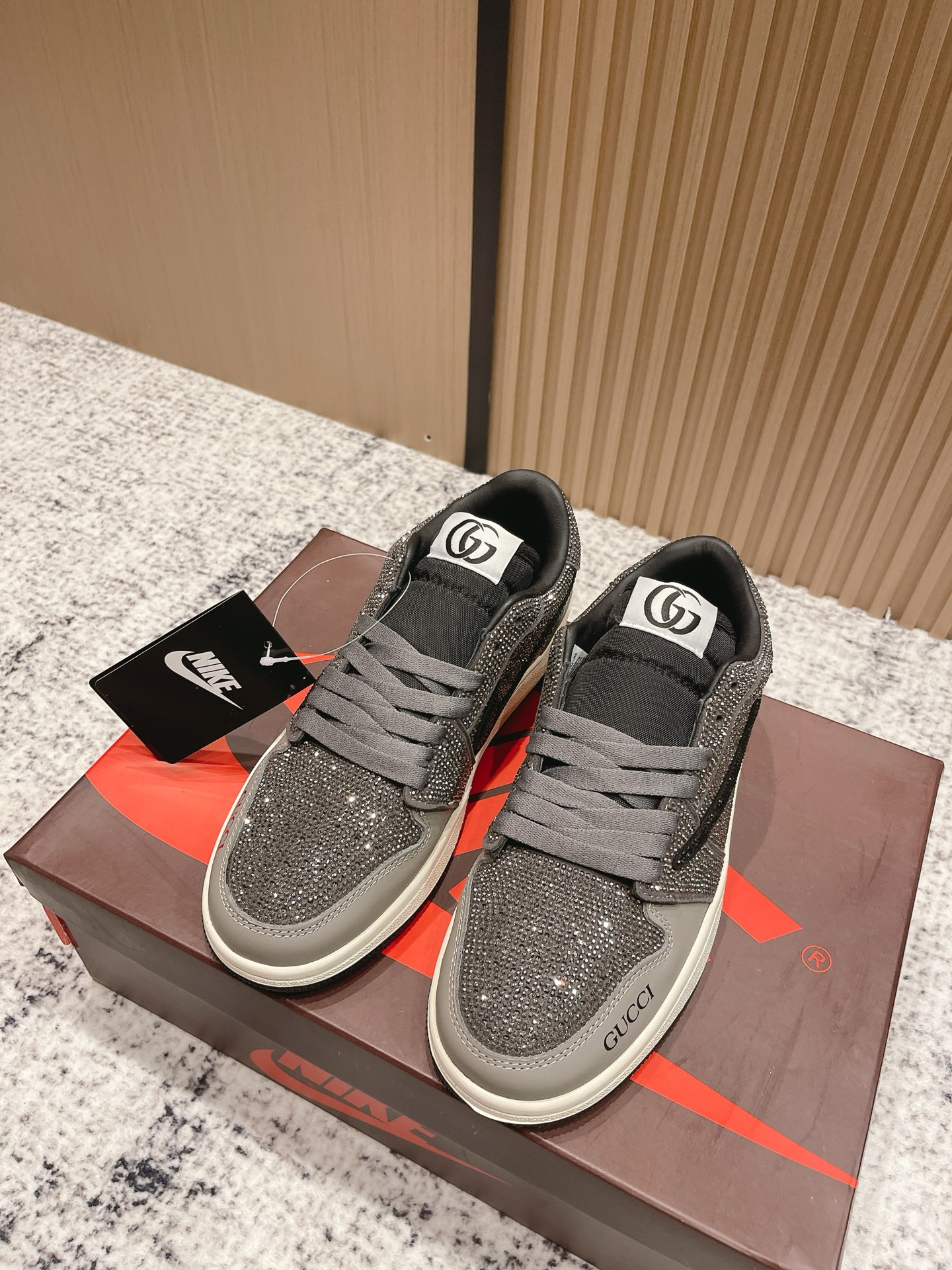 NO:480508,Top version of low-top couple Air Jordan Nike co-branded 25vs couples iron diamond shoes latest high and low-top sneakers!  Hot launch upgraded version!  Only a cowhide color-blocked high-top shoes, Nike Joy couples' fur shoes open the eyes of the shoe fans, various unexpected design ideas, diamond color schemes bring many surprises to everyone, the color-blocking hidden on the upper is quite unique, low-key showing the identity of the shoe model, the style that is essential for trendy people, the foot is really good-looking and unpleasant... Fabric: Customized beef and diamond craftsmanship Inner: Customized sheepskin Foot pad: Customized sheepskin Outsole: Original mold-open TPU two-color sole Couple size: 35-44 (41.45.46 Customized without return and exchange), casual shoes/sports shoes, sneakers, cowhide, sheepskin19860909顶级版本低帮 情侣 Air Jordan耐克联名25vs 情侣款烫钻板鞋最新高低帮运动鞋 ！火爆上市升级版！ 唯独一款牛皮拼色的高帮鞋,耐克乔一情侣毛鞋让鞋迷大开眼界,各种意想不到的设计创意,钻石配色方案给大家带来了很多惊喜,隐匿于鞋帮处的拼色颇为独特,低调显示着鞋款的身份,潮人必备的款式,上脚真心好看无法自拔…… 面料:定制牛猄烫钻工艺 内里:定制羊皮 垫脚:定制羊皮 大底:原版开模TPU双色大底 情侣码:35-44（41.45.46定制不退换）,休闲鞋/运动鞋,sneakers,cowhide,sheepskin,Women's Shoes