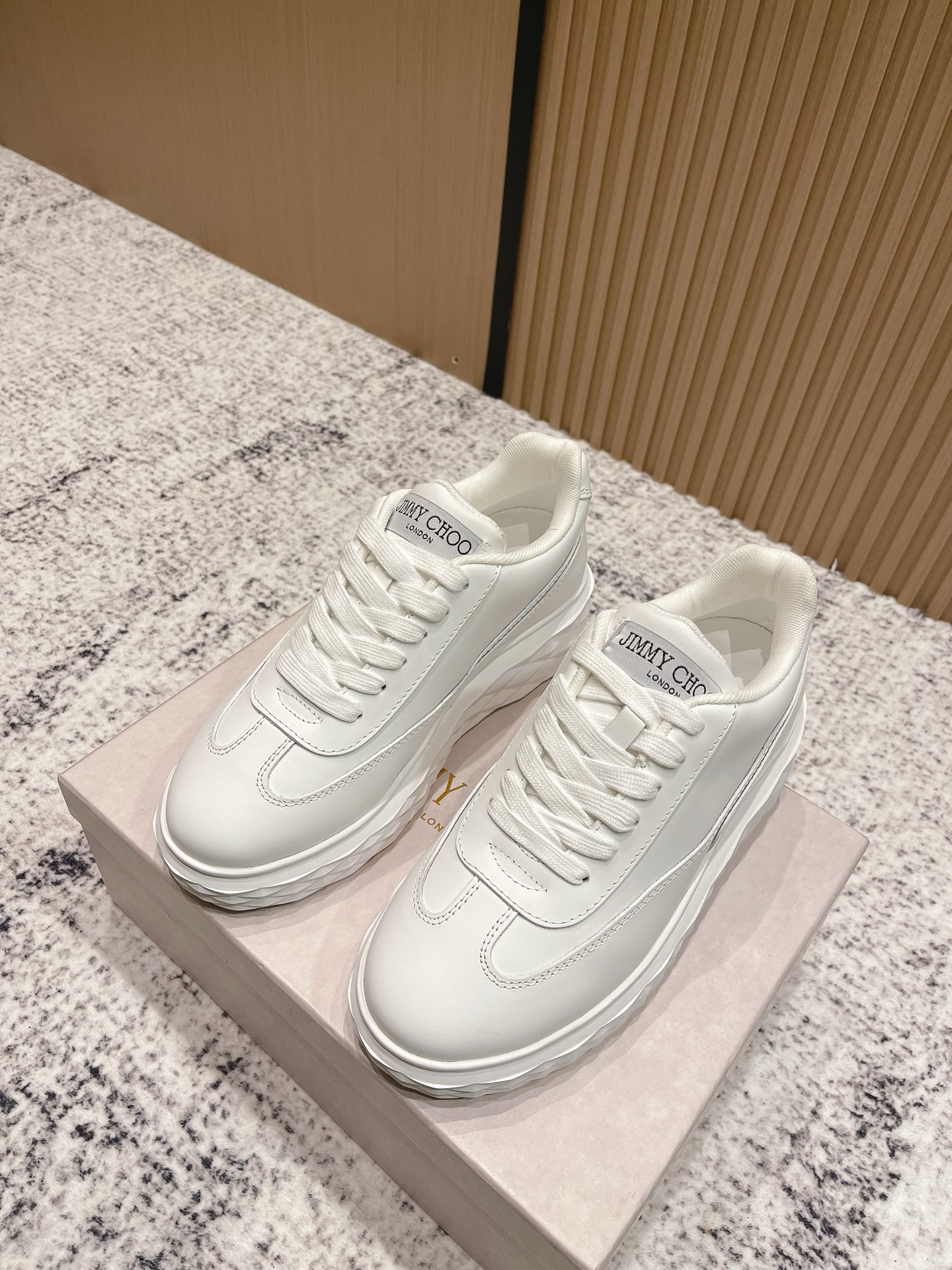 NO:480513,Top version Jimmy Week JMYY CHOO New Thick-soled Casual Sports Shoes are exclusively launched in the market, and the best is not accepted. The degree is earlier than that of little white shoes. It breaks the traditional aesthetics and has achieved the transparent sole!  Celebrity private server demonstration is so versatile!  Adopt the latest craft design, with a strong three-dimensional sense and a variety of craftsmanship combined to subvert fashion and super stylish!  Fabric cowhide inner breathable net Size35-40 (40 custom made without return or exchange), casual shoes/sports shoes, jimmy choo, sneakers, cowhide19860909顶级版本 吉米周JMYY CHOO 新款厚底休闲运动鞋 市场独家首发,最优不服来比 程度比小白鞋还要早,打破传统审美,透明底做到了！ 明星私服上脚示范 就是这么百搭 ！ 采用最新工艺设计,立体感强多种工艺融合一起,颠覆时尚,超级有型！ 面料牛皮 内里透气网 Size35-40（40定制不退换）,休闲鞋/运动鞋,jimmy choo,sneakers,cowhide,Women's Shoes