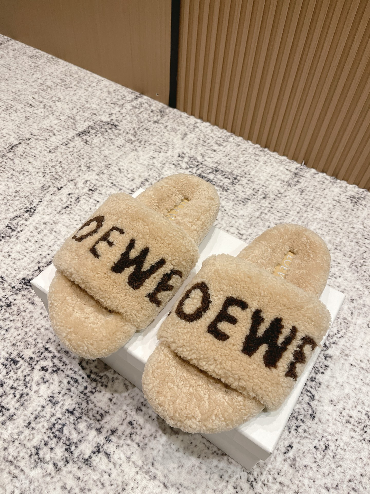 NO:480414,Top version [LOEWE] The latest hit letter flat bottom hair drag, imported wool material, extremely comfortable, very recognizable, beautiful and practical, comfortable but not monotonous!  Fabric: Original custom wool Inner: Original custom wool Foot pad: Wool water-packing platform Outsole: Original open mold wear-resistant rubber outsole Size: 35-40 (40 custom made without return or exchange), fur shoes and slippers, loewe, loewe, slippers19860909顶级版本【LOEWE罗意威】最新王炸爆款字母平底毛拖 进口羊毛材质 舒适度极高,非常具有辨识度,美貌与实用并存舒适而不单调的毛毛拖！ 面料:原版定制羊毛 内里:原版定制羊毛 垫脚:羊毛包水台 大底:原开模耐磨橡胶大底 码数:35-40（40定制不退换）,毛毛鞋拖鞋,loewe,loewe,slippers,Women's Shoes