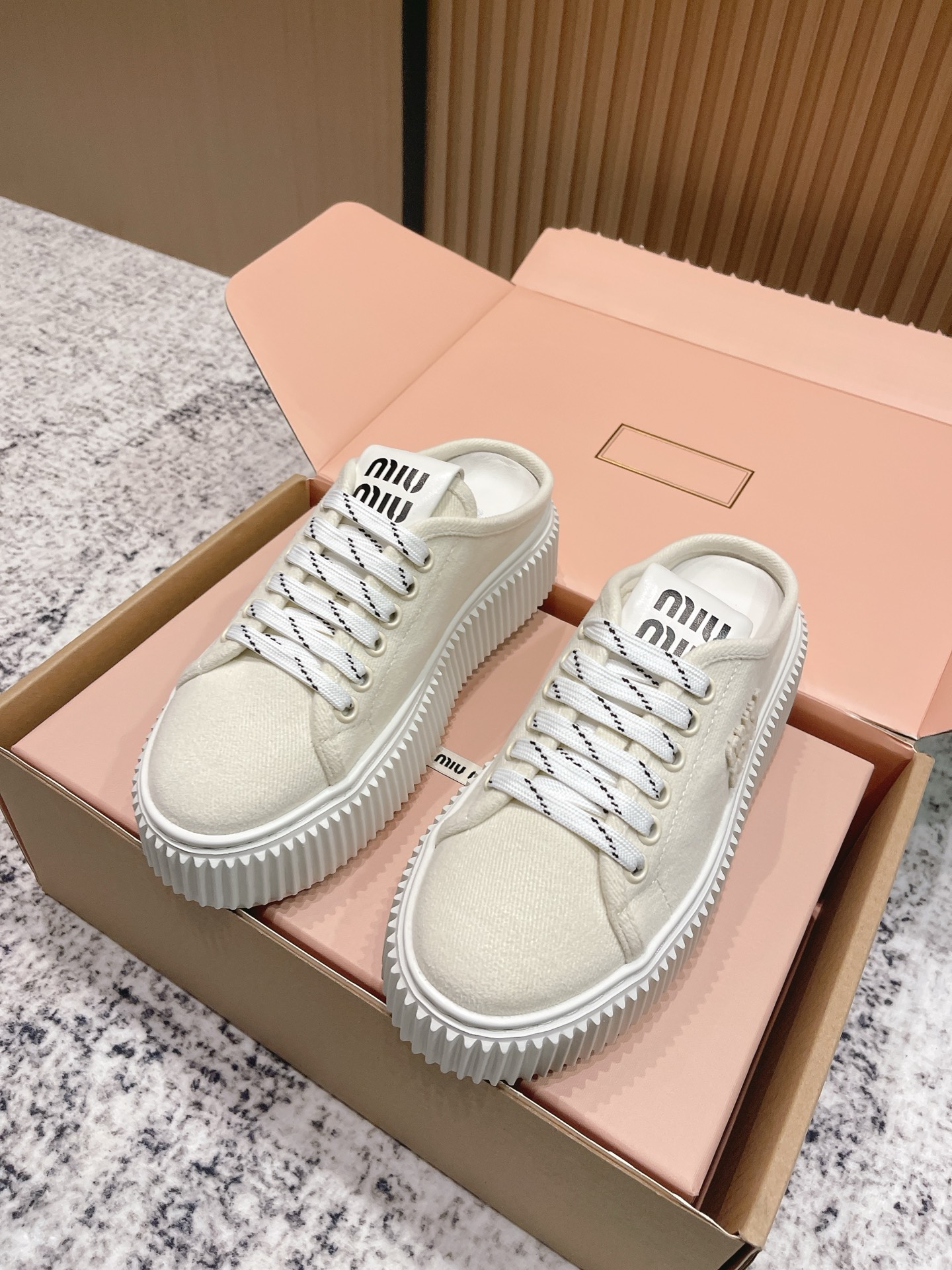 NO:480399,Top version MiuMi*u·MuMu 2025ss new round toe thick-soled lace-up canvas shoes cookies casual sneakers Top version original purchase and development to make products Miumiu's latest popular avant-garde and bold design. Miu Miu style is integrated with the simple lines of this thick-soled canvas sneaker. The chic logo is decorated on the tongue and back of the shoe, embellished with retro design, adding iconic elements!  Thick sole design defines avant-garde modern style. Original custom imported canvas material. Original custom imported canvas material. Original open molded anti-slip rubber outsole. Sole thickness is about 4.5cm. Size 35-40 (40 customization is not returned or exchanged), casual shoes/sports shoes, miumiu, sneakers19860909顶级版本 MiuMi*u·缪缪 2025ss新款 圆头厚底系带帆布鞋饼干鞋休闲运动鞋 顶级版本原版购入开发做货 miumiu最新爆款前卫大胆的设计,Miu Miu风格融于此款厚底帆布运动鞋的简约线条,别致徽标饰于鞋舌与背面,点缀复古设计,平添标志性元素！厚底设计定义前卫的现代风格 面料原版定制进口帆布材质 内里原版定制进口帆布材质 鞋底原版开模防滑橡胶大底 底厚约4.5cm 码数35-40（40定制不退换）,休闲鞋/运动鞋,miumiu,sneakers,Women's Shoes