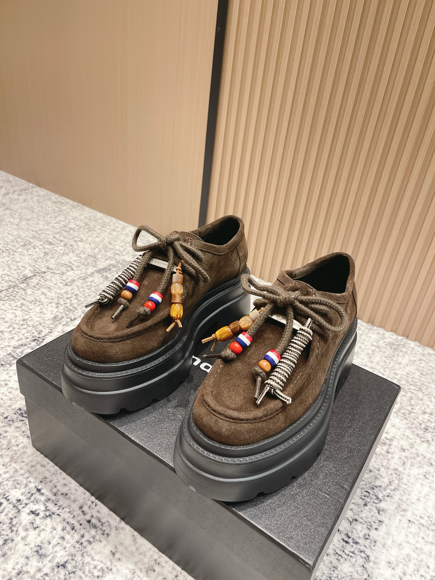 NO:480423,Top version Alexanderwang Alexanderwang 25 autumn new sponge cake thick-soled casual loafers, an invincible height-enhancing item, thick soles, but light and comfortable feet!  Selected imported cowhide, full of texture, retro British style full of high-end feel!  It's so fashionable to wear. Imported cowhide fabric, imported cowhide, imported cowhide, outsole foam rubber sole, women's size 35-39 (40 custom made, no return or exchange), loafers, alexander wang,loafers,cowhide19860909顶级版本 Alexanderwang亚历山大王 25秋季新款松糕厚底休闲乐福鞋 无敌增高决绝子单品,鞋底厚,但脚感轻盈舒适！甄选进口牛皮,质感满分 复古英伦风高级感拉满！上脚简直不要太洋气 面料进口牛皮 内里进口牛皮 大底发泡橡胶底 女码35-39 (40定制不退换),乐福鞋,alexander wang,loafers,cowhide,Women's Shoes