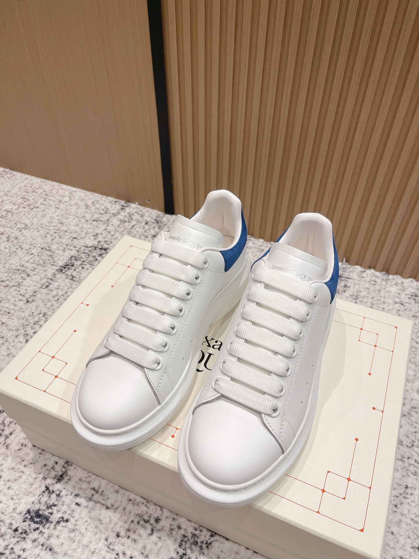 NO:480415,Top version of women's model, men's model, Alexander McQueen·Alexander McQueen 2025ss new, wide-style sneakers, white shoes, casual shoes, new colors!  The rear tail is really unique and beautiful, love at first glance!  Top version!  I won't introduce this shoe style. It will never go out of date every year after year. It is a super versatile and versatile model and has been in a hot state. The upper is original custom-made silk cowhide, the inner top-grade water-dyed sheepskin inner lining, high tough silk cow lining, the latest original mold opening fine mold PU vacuum outsole, women's model 35-40 (40 custom made) men's model 38-45 (38 45 custom made), casual shoes/sports shoes, alexander mcqueen, sneakers, cowhide, sheepskin19860909顶级版本女款 男款 Alexander McQueen·亚历山大麦昆 2025ss 新款 阔型运动鞋小白鞋休闲鞋新色！ 后尾巴真的是太有特色太好看了,一眼爱！顶级版本！ 这款鞋子款式就不多做介绍了,春夏秋冬一年又一年都不会过时,超级百搭万能款,一直处于爆火状态. 鞋面原版定做丝绸牛皮 内里顶级水染羊皮内里、高韧丝绸牛里 大底最新原版开模精模PU抽真空大底 女款35-40（40定做） 男款38-45（38 45定做）,休闲鞋/运动鞋,alexander mcqueen,sneakers,cowhide,sheepskin,Women's Shoes