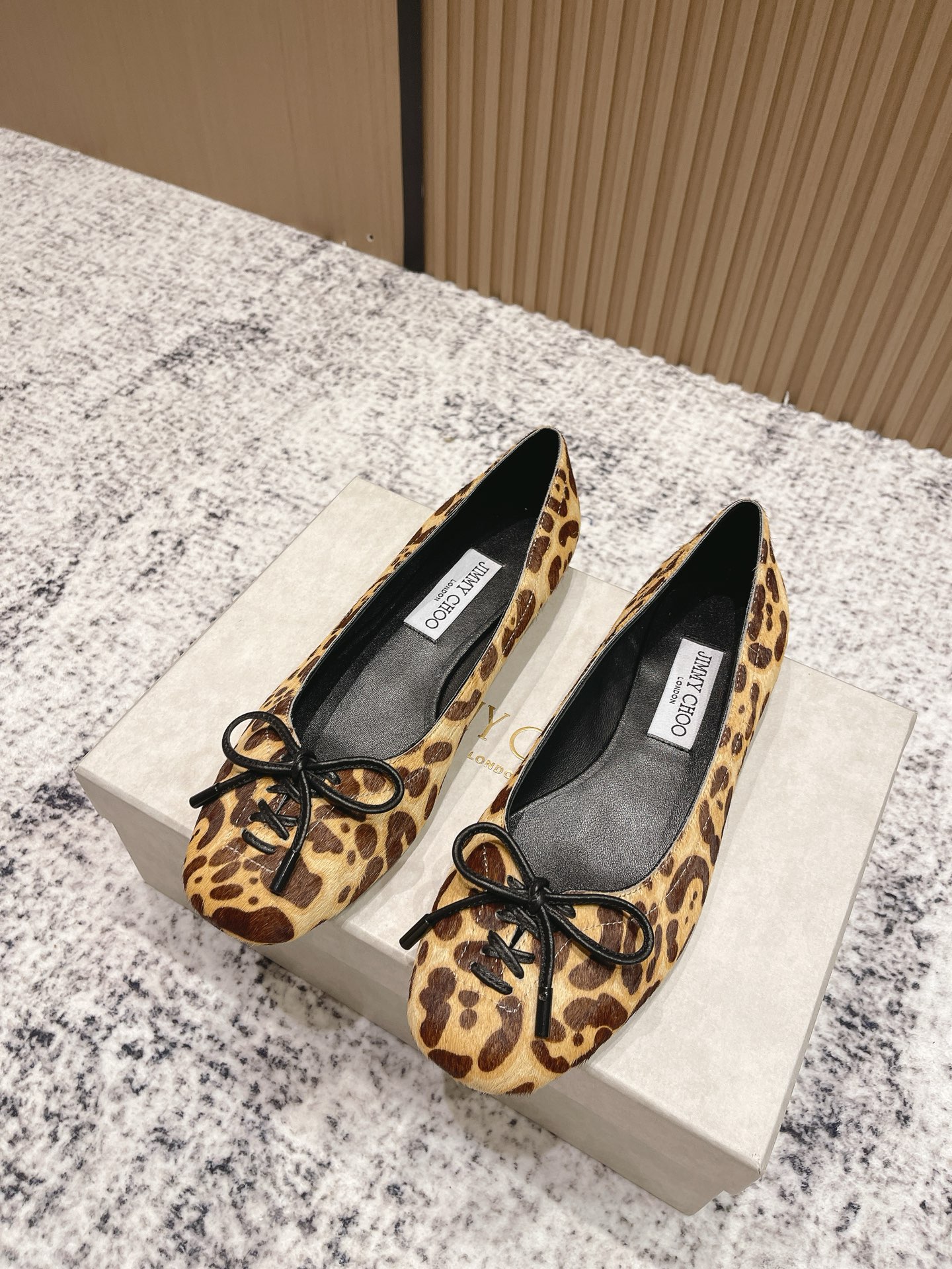 NO:481100,Top version JIMMY CHOO Jimmy Week 25/ New simple bow tie Mary Zhen flat sole single shoes Original last, perfect lines, simple and atmospheric, thick heels, comfortable and versatile, and can lengthen legs to make you look taller, slim and longer, JC is best at sweetness for girls, adding tempting sexy. Fabric imported zebra hair, imported sheepskin, soles Italian leather sole Size#35-40 (40 custom made without return or exchange), ballet shoes, jimmy choo, jimmy choo, mary jane, sheepskin, Leather soles19860909顶级版本 JIMMY CHOO 吉米周 25/ 新款简约蝴蝶结系带玛丽珍平底 单鞋 原版套楦,完美的线条,简约大气上脚显气质粗跟舒适百搭,还能拉长双腿显高显瘦显腿长,JC最擅长的女生甜美,更是添加了诱惑的性感 面料进口斑马毛 内里进口绵羊皮 鞋底意大利真皮大底 Size#35-40（40订做不退换）,芭蕾舞鞋,jimmy choo,jimmy choo,mary jane,sheepskin,Leather soles,Women's Shoes