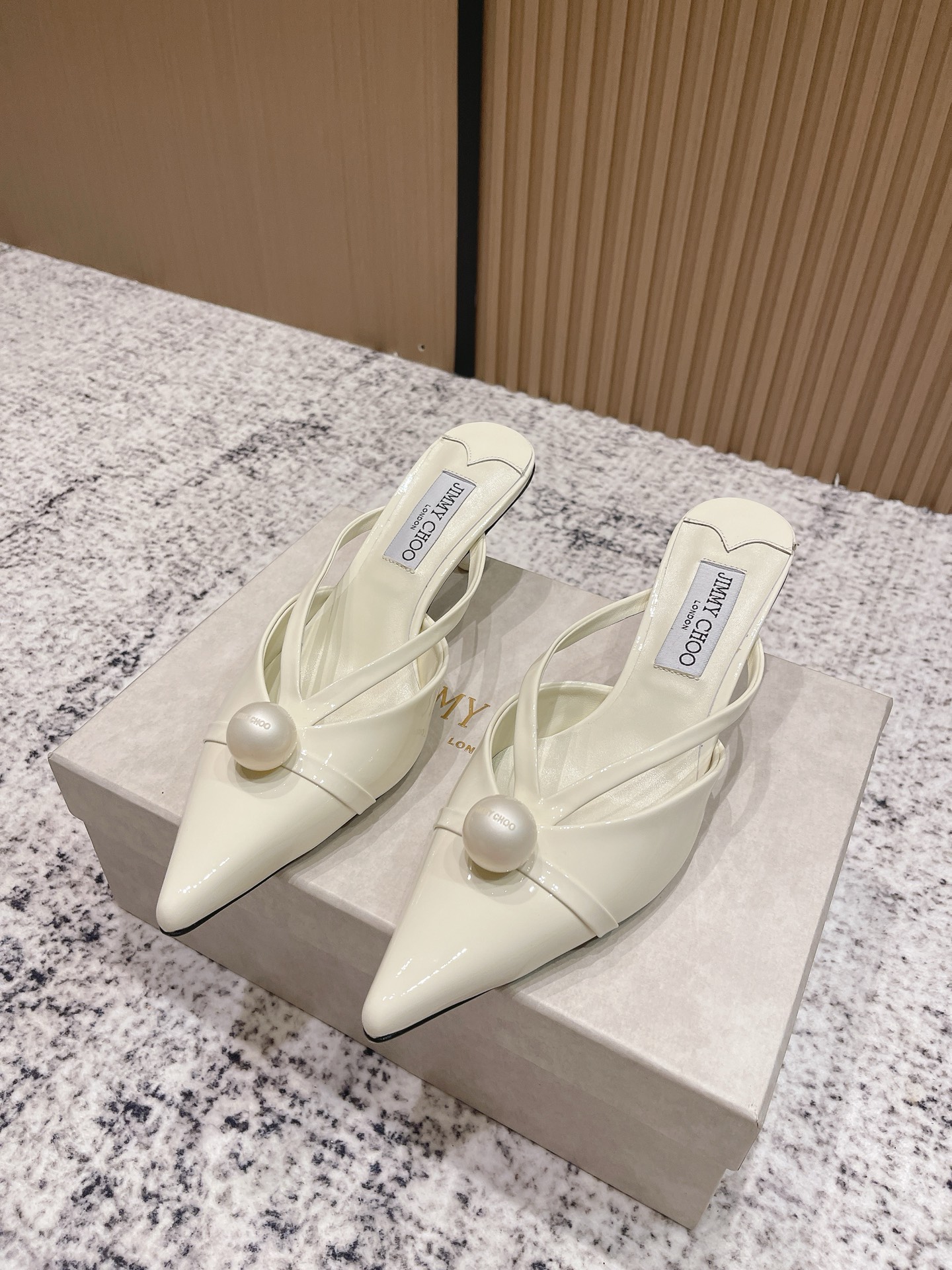 NO:481173,Top version Jimmy Choo Jimmy Week 25/ Sana Pointed Pearl Trim Mules Bag Slippers Original last, perfect lines, simple and atmospheric, thick heels, comfortable and versatile, and can lengthen the legs to make you look taller, slimmer and longer. JC is best at girls, adding tempting sexy. Fabric imported silk/beef patent leather imported crystal sheepskin sole Italian leather outsole heel height 5cm Size#35-40 (40. Custom made no return or exchange), semi-torque high heels, jimmy choo, jimmy choo, high heels, slippers, sheepskin, real silk, Leather soles19860909顶级版本 Jimmy Choo 吉米周 25/ Sana 尖头珍珠饰 穆勒鞋包头拖鞋 原版套楦,完美的线条,简约大气上脚显气质粗跟舒适百搭,还能拉长双腿显高显瘦显腿长,JC最擅长的女生甜美,更是添加了诱惑的性感 面料进口真丝/牛漆皮 内里进口水晶羊皮 鞋底意大利真皮大底 跟高5cm Size#35-40（40.订做不退换）,半拖高跟鞋,jimmy choo,jimmy choo,high heels,slippers,sheepskin,real silk,Leather soles,Women's Shoes