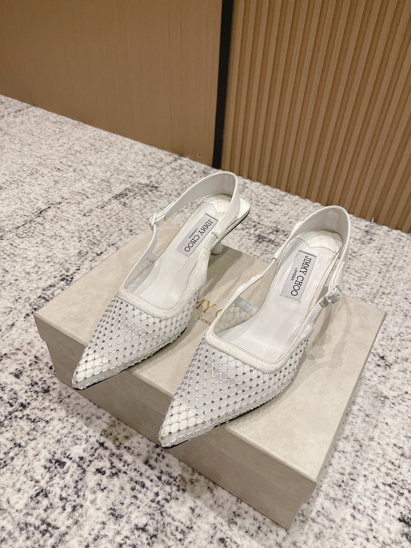 NO:481165,Top version Jimmy Choo Jimmy Week 25/ Sana pointed mesh diamond High heel hollow sandals Original last, perfect lines, simple and atmospheric, thick heels and comfortable and versatile, and can lengthen the legs to make you look taller and thinner, and long legs. JC is best at sweetness, adding tempting sexy. Imported mesh diamonds for fabric, imported crystal sheepskin inside, sole Italian leather outsole Heel height 5cm Size#35-40 (40. Custom made no return or exchange), high heels sandals, jimmy choo, jimmy choo, sandals, high heels, sheepskin, Leather soles19860909顶级版本 Jimmy Choo 吉米周 25/ Sana 尖头网钻 高跟后空凉鞋 原版套楦,完美的线条,简约大气上脚显气质粗跟舒适百搭,还能拉长双腿显高显瘦显腿长,JC最擅长的女生甜美,更是添加了诱惑的性感 面料进口网状烫钻 内里进口水晶羊皮 鞋底意大利真皮大底 跟高5cm Size#35-40（40.订做不退换）,高跟鞋凉鞋,jimmy choo,jimmy choo,sandals,high heels,sheepskin,Leather soles,Women's Shoes