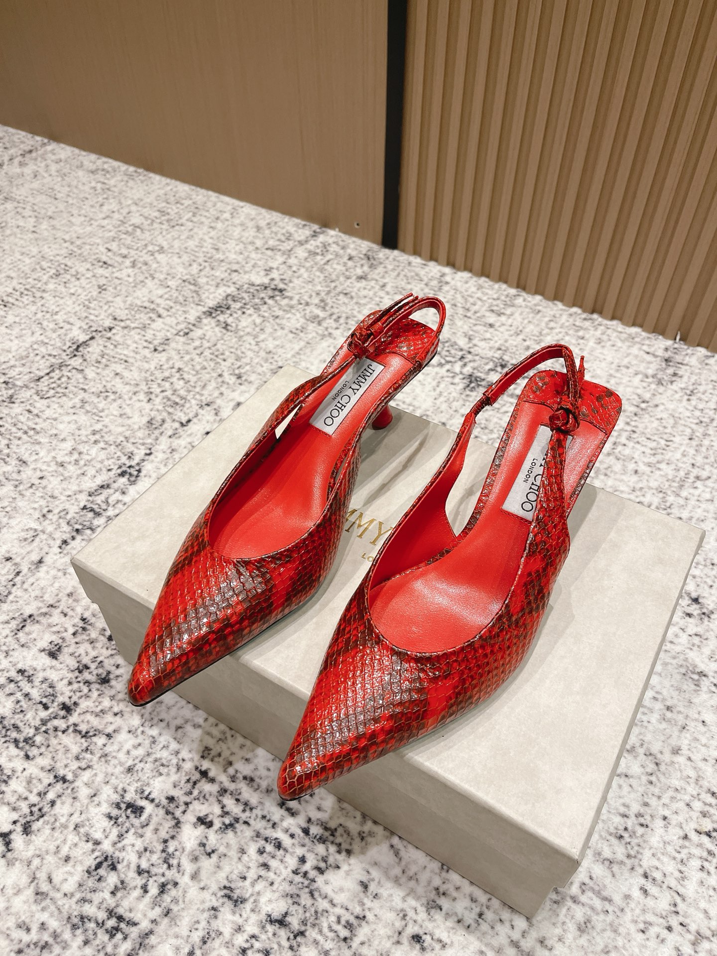 NO:481156,Top version Jimmy Choo Jimmy Week 25/ Sana pointed snake pattern high heels hollow sandals Original last, perfect lines, simple and atmospheric, thick heels and comfortable and versatile, and can lengthen the legs to make you look taller and thinner, and the legs are long. JC is best at sweetness, adding tempting sexy. Fabric imported snake pattern cowhide imported crystal sheepskin sole Italian leather outsole heel height 5cm Size#35-40 (40. Custom made no return or exchange), high heels sandals, jimmy choo, jimmy choo, sandals, high heels, cowhide, sheepskin, Leather soles19860909顶级版本 Jimmy Choo 吉米周 25/ Sana 尖头蛇纹 高跟后空凉鞋 原版套楦,完美的线条,简约大气上脚显气质粗跟舒适百搭,还能拉长双腿显高显瘦显腿长,JC最擅长的女生甜美,更是添加了诱惑的性感 面料进口蛇纹牛皮 内里进口水晶羊皮 鞋底意大利真皮大底 跟高5cm Size#35-40（40.订做不退换）,高跟鞋凉鞋,jimmy choo,jimmy choo,sandals,high heels,cowhide,sheepskin,Leather soles,Women's Shoes