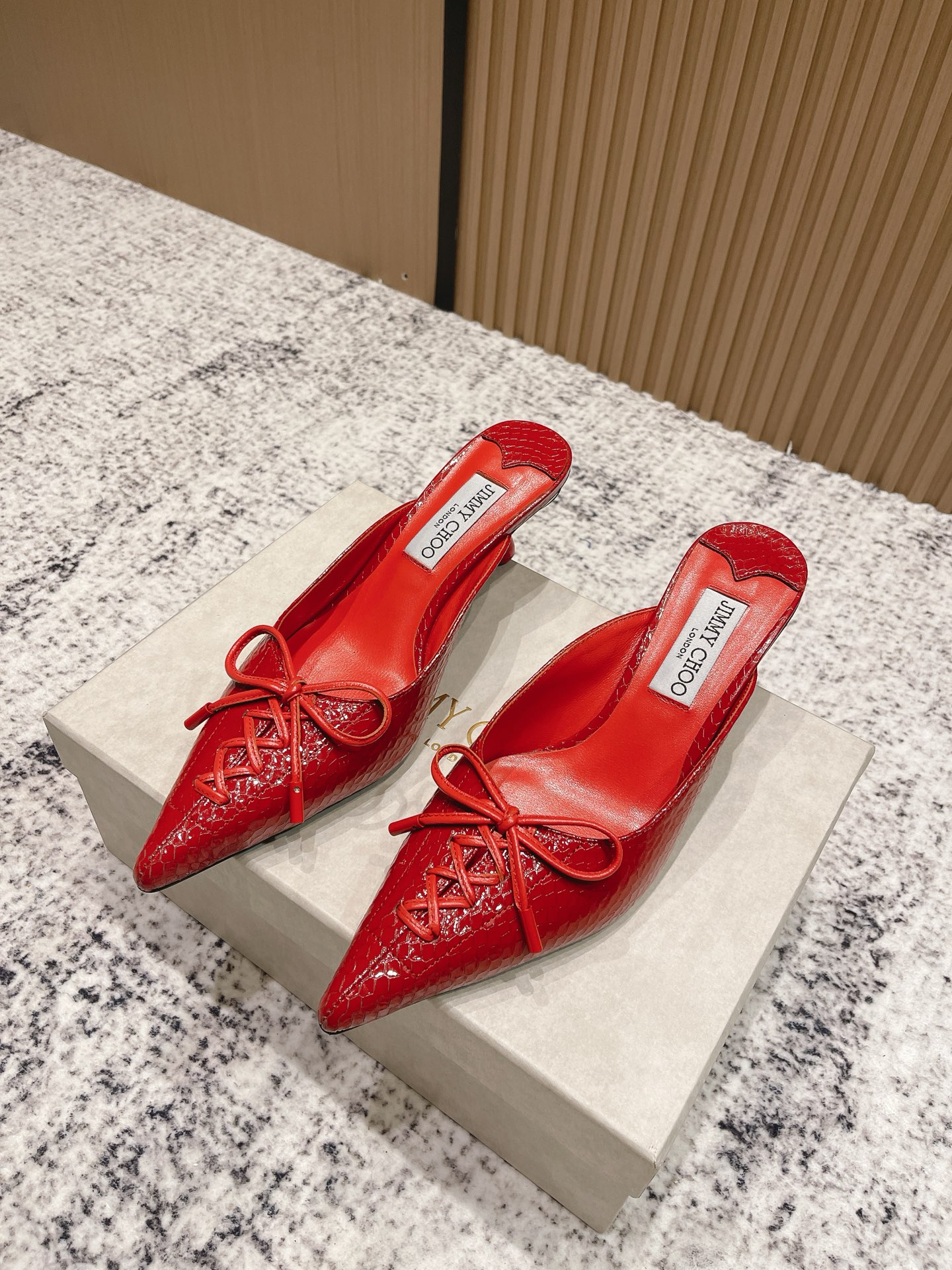 NO:481147,Top version Jimmy Choo Jimmy Week 25/ Sana Fashion pointed toe High-heeled sandals Original cover, perfect lines, simple and atmospheric, thick heels, comfortable and versatile, and can lengthen the legs to make you look taller, slim and longer. JC is best at girls who are sweet, adding tempting sexy. Imported fabrics, imported beef patent leather, imported crystal sheepskin, soles, Italian leather outsole, heel height 5cm Size#35-40 (40. Custom made, no return or exchange), semi-tork high heels, jimmy choo, jimmy choo, high heels, sheepskin, Leather soles19860909顶级版本 Jimmy Choo 吉米周 25/ Sana 时尚尖头 高跟凉拖 原版套楦,完美的线条,简约大气上脚显气质粗跟舒适百搭,还能拉长双腿显高显瘦显腿长,JC最擅长的女生甜美,更是添加了诱惑的性感 面料进口牛漆皮 内里进口水晶羊皮 鞋底意大利真皮大底 跟高5cm Size#35-40（40.订做不退换）,半拖高跟鞋,jimmy choo,jimmy choo,high heels,sheepskin,Leather soles,Women's Shoes