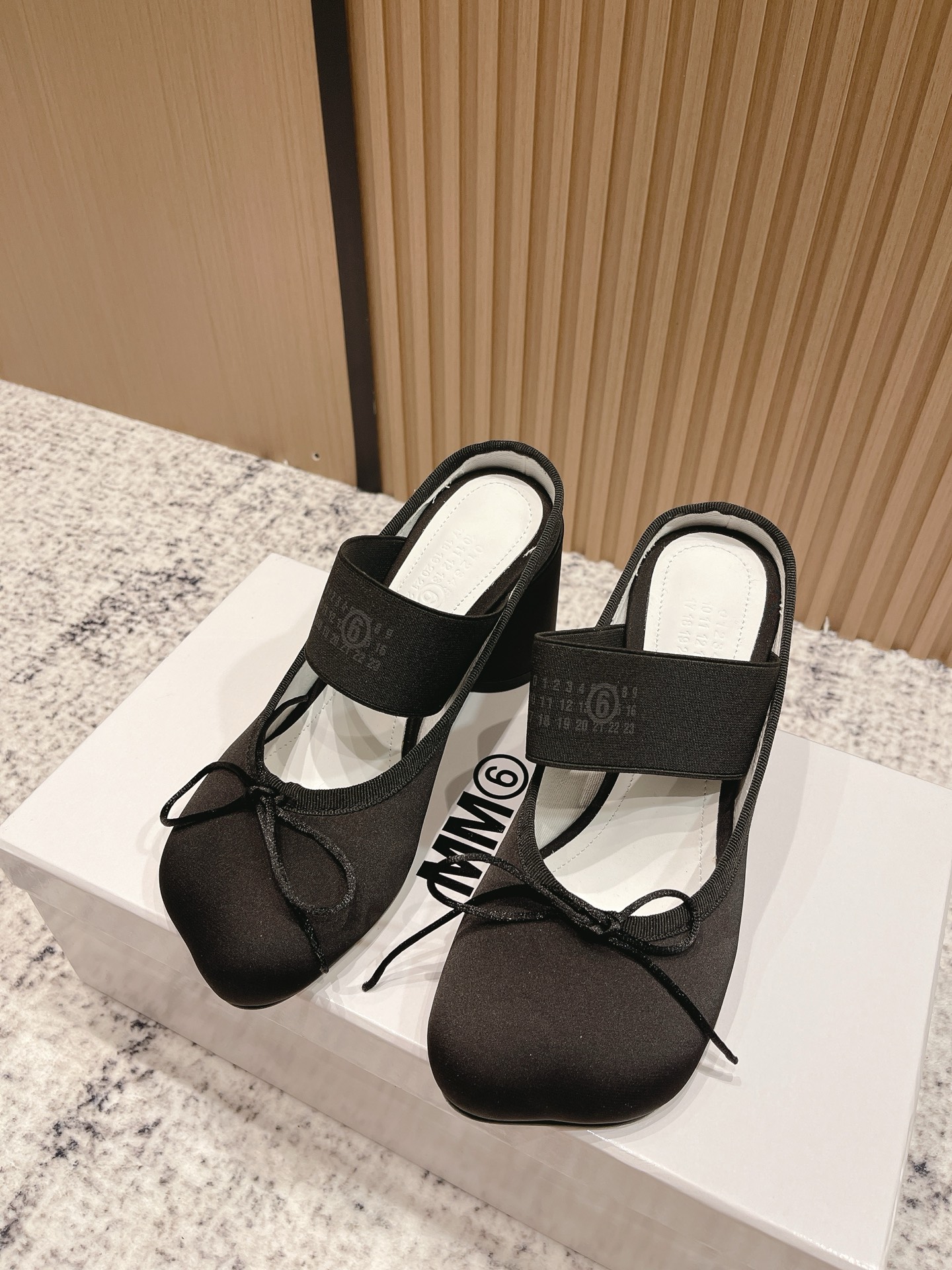 NO:481113,Top version of fabric M*M6 Magila 25/Autumn New product thick-heeled apple-head ballet shoes semi-trailed brand elastic band design embellishment, adding a gorgeous and romantic feeling, it is easy to be attracted at a glance, and the matching occasions are also quite extensive, and can show elegant charm and temperament in daily life or party activities!  !  !  Upper silk elastic band design, footbed sheepskin, outsole, leather outsole, heel 7CM, size 35-39 (40. Custom made, no return or exchange), ballet shoes, masion margiela, sheepskin, real silk, Leather soles19860909顶级版本布款 M*M6马吉拉 25/秋季 新品粗跟苹果头芭蕾舞鞋半拖 品牌弹力带设计点缀 更增添了份华丽浪漫感很容易一眼就被吸引 搭配场合也挺广泛的日常或者派对活动都能展现优雅的魅力气质！！！ 鞋面真丝面松紧带设计 垫脚羊皮 大底真皮大底 鞋跟7CM 码数35-39(40.定做不退换),芭蕾舞鞋,masion margiela,sheepskin,real silk,Leather soles,Women's Shoes