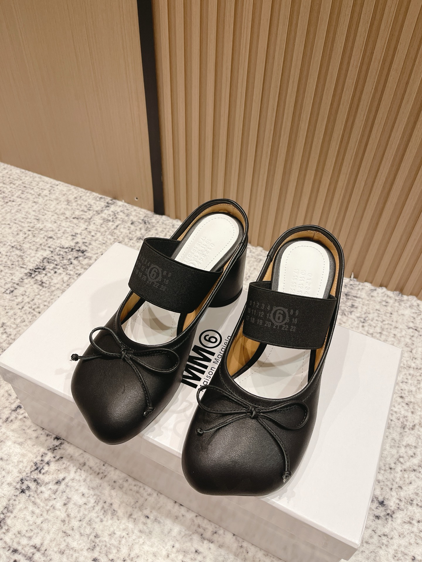 NO:481121,Top version leather model M*M6 Majira 25/Autumn New product thick-heeled apple-head ballet shoes semi-trailed brand elastic band design embellishment, adding a gorgeous and romantic feeling, it is easy to be attracted at a glance, and the matching occasions are also quite extensive, and can show elegant charm and temperament in daily life or party activities!  !  !  Upper cowhide elastic band design, footbed sheepskin, outsole, genuine leather, heel, 7CM size 35-39 (40. Custom made, no return or exchange), ballet shoes, masion margiela, cowhide, sheepskin, Leather soles19860909顶级版本皮款 M*M6马吉拉 25/秋季 新品粗跟苹果头芭蕾舞鞋半拖 品牌弹力带设计点缀 更增添了份华丽浪漫感很容易一眼就被吸引 搭配场合也挺广泛的日常或者派对活动都能展现优雅的魅力气质！！！ 鞋面牛皮面松紧带设计 垫脚羊皮 大底真皮大底 鞋跟7CM 码数35-39(40.定做不退换),芭蕾舞鞋,masion margiela,cowhide,sheepskin,Leather soles,Women's Shoes