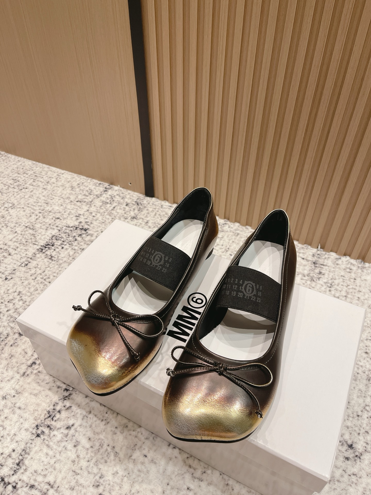 NO:481129,Top version M*M6 Magila 25/Autumn New Apple Head, Bow, Ballet Shoes, Single Shoes, Classic diagonal square head retro color design, high-end and decent, you can go out beautifully no matter how you wear it. Brand elastic band design embellishments add a gorgeous and romantic feeling, and it is easy to be attracted at a glance. The matching occasions are also quite extensive, and can show elegant charm and temperament!  !  !  Upper cowhide elastic band design, footbed sheepskin, outsole, genuine leather, heel, 1CM size 35-39 (40. Custom made, no return or exchange), ballet shoes, masion margiela, cowhide, sheepskin, Leather soles19860909顶级版本 M*M6马吉拉 25/秋季 新品苹果头 蝴蝶结 芭蕾舞鞋 单鞋 经典斜方头复古擦色设计,高级又不失体面,怎么穿都能美美的出街 品牌弹力带设计点缀 更增添了份华丽浪漫感很容易一眼就被吸引 搭配场合也挺广泛的日常或者派对活动都能展现优雅的魅力气质！！！ 鞋面牛皮面松紧带设计 垫脚羊皮 大底真皮大底 鞋跟1CM 码数35-39(40.定做不退换),芭蕾舞鞋,masion margiela,cowhide,sheepskin,Leather soles,Women's Shoes