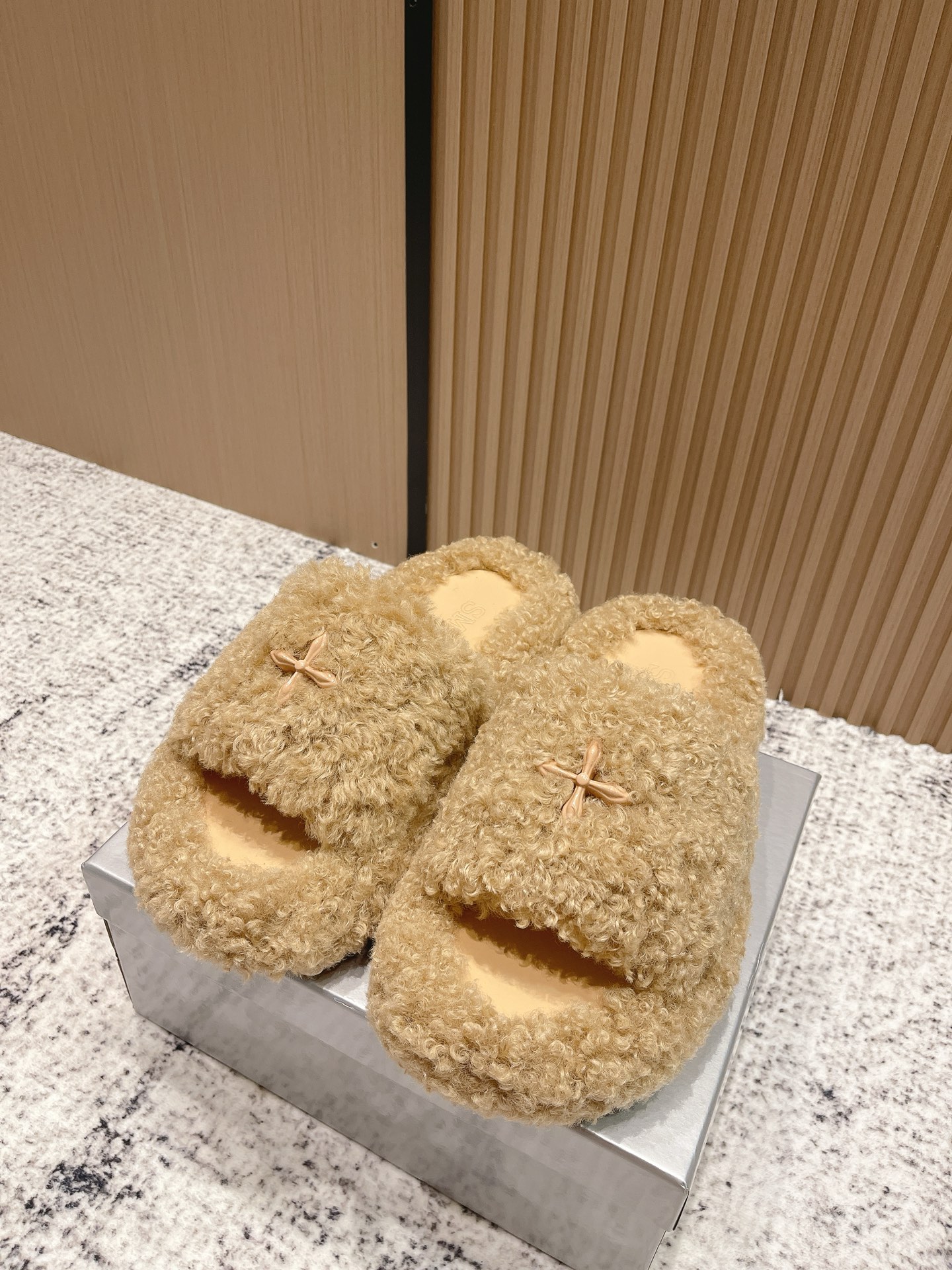 NO:481105,Purchase grade SMFK thick-soled bread slippers, a super popular bread drag, it was so planted. Major internet celebrity bloggers are wearing it. After cleverly incorporating brand elements, fashionable and versatile, hot girls' favorite, and perfectly released. The fabric was originally imported wool, the inner foot pad is synthetic leather, the original metal logo, the original TPU non-slip sole Size35-40 (40 customized, no return or exchange), fur shoes and slippers, slippers19860909代购级 SMFK厚底面包拖鞋,超级火的一款面包拖,被种草得不行 各大网红博主都在穿它,巧妙纳入品牌元素后时尚百搭、辣妹至爱,被完美释放 面料原本进口羊毛 内里垫脚合成皮革,原版金属Logo, 大底原版TPU防滑大底 Size35-40（40订做不退换）,毛毛鞋拖鞋,slippers,Women's Shoes