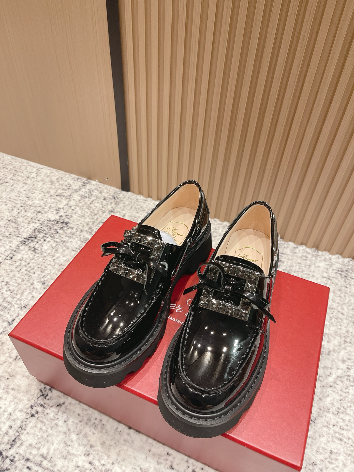 NO:480980,Top version Roger Vivier Roger Vivier 2025ss new style thick-soled square buckle loafers top version original version purchased and developed for making products This RV loafer is made of soft leather, with an anti-slip thick sole, embellished with an iconic buckle, which easily adds personality and details to any shape, and is individual and exquisite, showing the urban style!  Original custom cowhide/paper leather Inner original custom soft sheepskin size 35-40 (40. Customized without return or exchange), loafers, roger vivier, loafers, cowhide, sheepskin19860909顶级版本 Roger Vivier·罗杰维维亚 2025ss新款 厚底方扣乐福鞋 顶级版本原版购入开发做货 本款RV乐福鞋以柔软皮革制成,设有防滑厚底,点缀标志性饰扣,轻松为任意造型增添个性细节,个性又不失精致,尽显都市风格！ 面料原版定制牛皮/漆皮 内里原版定制柔软羊皮里 码数35-40（40.定制不退换）,乐福鞋,roger vivier,loafers,cowhide,sheepskin,Women's Shoes