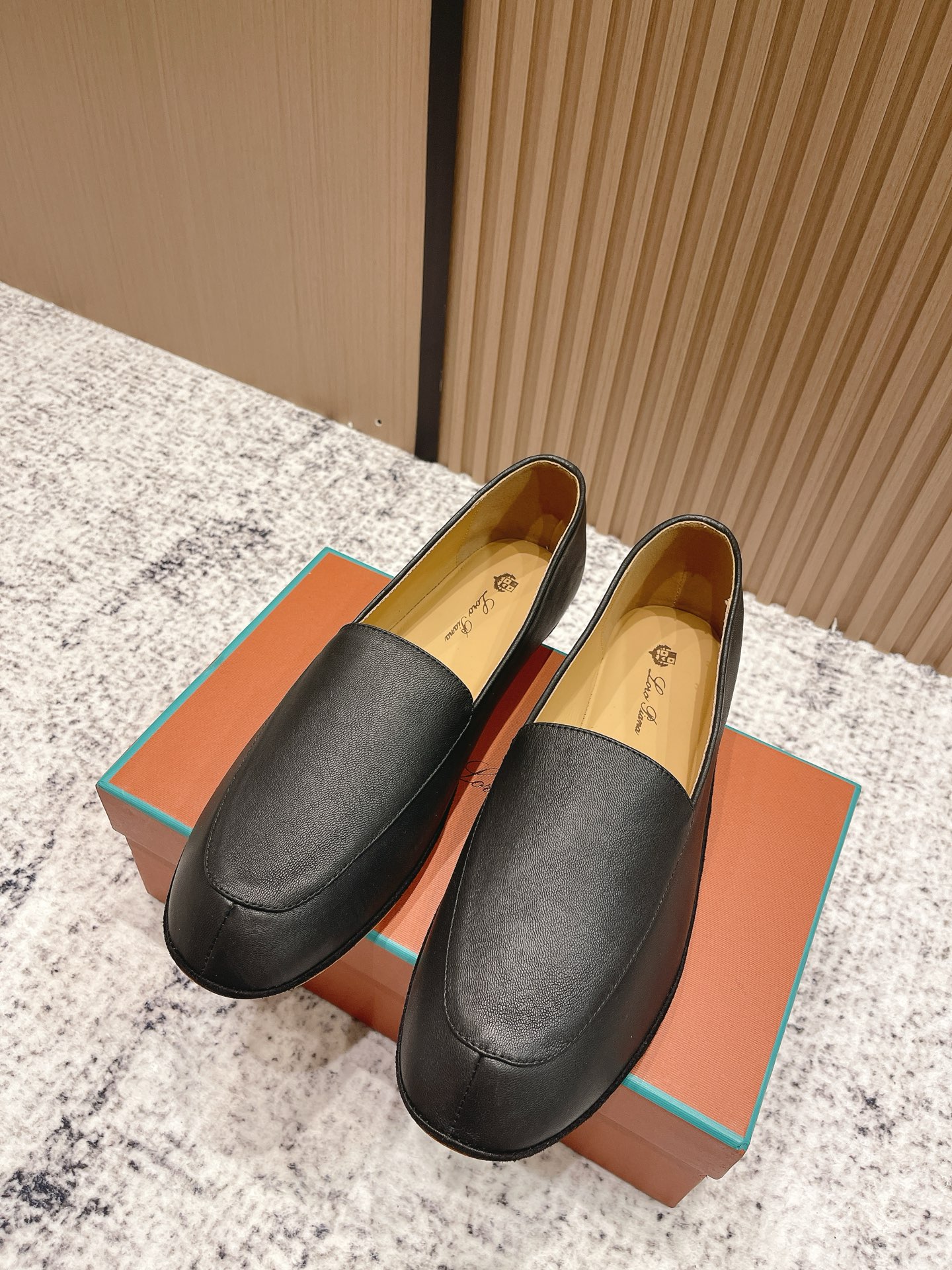 NO:480971,Top version for women, men, Loro Piana, early autumn new Anton Walk loafers, old-money style retro grandma shoes, this Anton Walk loafer redefines the comfort texture with its stylish and simple design. Made of hand-made Naba Leather, it has become the brand's signature feature. It uses a bag-like structure and ultra-thin sole to ensure that it is as comfortable as wearing gloves. Put your feet into this exquisite shoe and immerse yourself in the buttery texture and soft elasticity. The simple folding design at the rear makes it easy to transition from day to night, transforming into a stylish home slipper on a comfortable night. The heel pull tab helps put on and take off!  Thin bottom lambskin is super comfortable!  Upper lambskin inner foot pad sheepskin sole Italian thickened A-grade leather outsole size 35-39 for women (40.41 custom made no return or exchange) men 39-44 for 38.45 custom made no return or exchange), loafers, loro piano, loafers, slippers, sheepskin, Leather soles, gloves19860909顶级版本女 男 Loro Piana 早秋新款 Anton Walk乐福鞋老钱风复古奶奶鞋单鞋 这款Anton Walk乐福鞋以其时尚简约的设计,重新定义舒适质感.采用手工加工的纳巴革制成,触感细腻,已成为品牌的标志性特征.采用袋式结构和超薄鞋底,确保穿着时如穿戴手套般舒适.将双脚穿入这款精致鞋履中,尽情沉浸在黄油般的质地和柔软弹性中.后部简单的折叠设计使其从白天轻松过渡到夜晚,在舒适夜晚转变为时尚的居家拖鞋.鞋跟拉袢帮助穿脱！薄底小羊皮超级舒服！ 鞋面小羊皮 内里垫脚羊皮 鞋底意大利加厚A级真皮大底 码数女35-39（40.41定做不退换） 男39-44（38.45定做不退换）,乐福鞋,loro piana,loafers,slippers,sheepskin,Leather soles,gloves,Women's Shoes