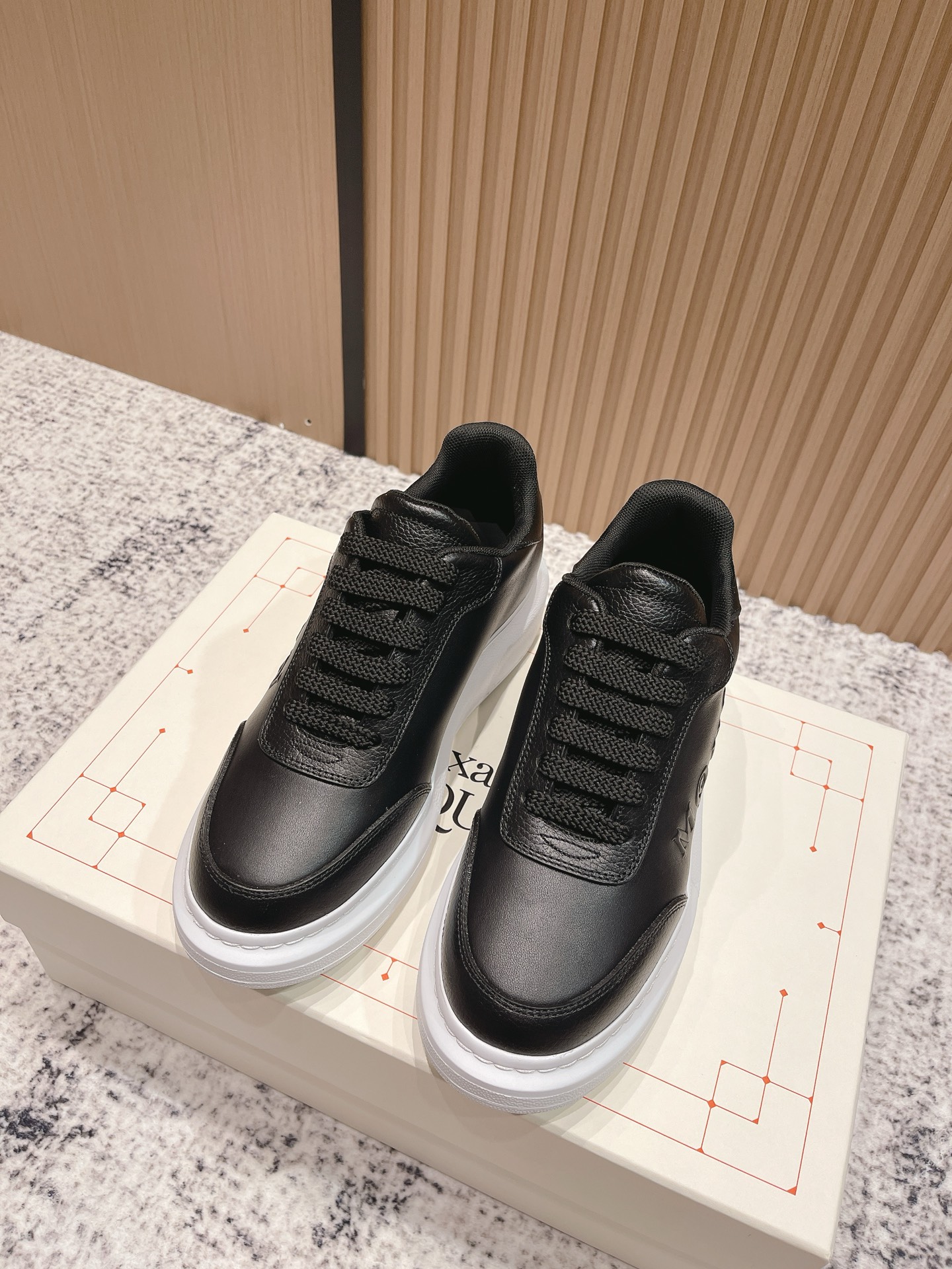 NO:481030,Purchasing-level couple model # McQueen deserves to be the king of classics among white shoes. There are indeed many people on the market, and the versions are also uneven, but they are still a distance from the genuine one!  Please see our exclusive 1 exclusive custom latest silk cowhide 2 upgraded last!  3 Upgraded original version without yellowing IP bottom!  Spend more than 20,000 yuan from the newly opened large-sole model!  The color has been upgraded again!  From large materials to large bottoms, we hope to give you a real original experience!  Exclusively customized imported silk cowhide leather from the back surface material, original leather inner lining/stand material top imported knitted breathable inner lining!  Exclusive anti-counterfeiting chip label Size women's model 35-39 (40 can be ordered) Men's size 39-44, casual shoes/sports shoes, alexander mcqueen, sneakers, cowhide19860909代购级情侣款  # 麦昆当之无愧算是小白鞋里的经典之王 市面上做的人也确实不在少数,版本也是参差不齐但真正离正品还是有一段距离！请看我们独家 1独家定制的最新丝绸牛皮 2升级版楦型！ 3升级原版不发黄ip大底！花费2万多从新开的大底模！颜色又升级！大到材质大底,小到五金我们都希望给你真正原版的体验！ 帮面材质独家定制进口丝绸牛皮,原版皮质 内里/垫脚材质顶级进口针织透气内里！ 独家防伪芯片标签 Size女款35-39（40可订） 男码39-44,休闲鞋/运动鞋,alexander mcqueen,sneakers,cowhide,Women's Shoes