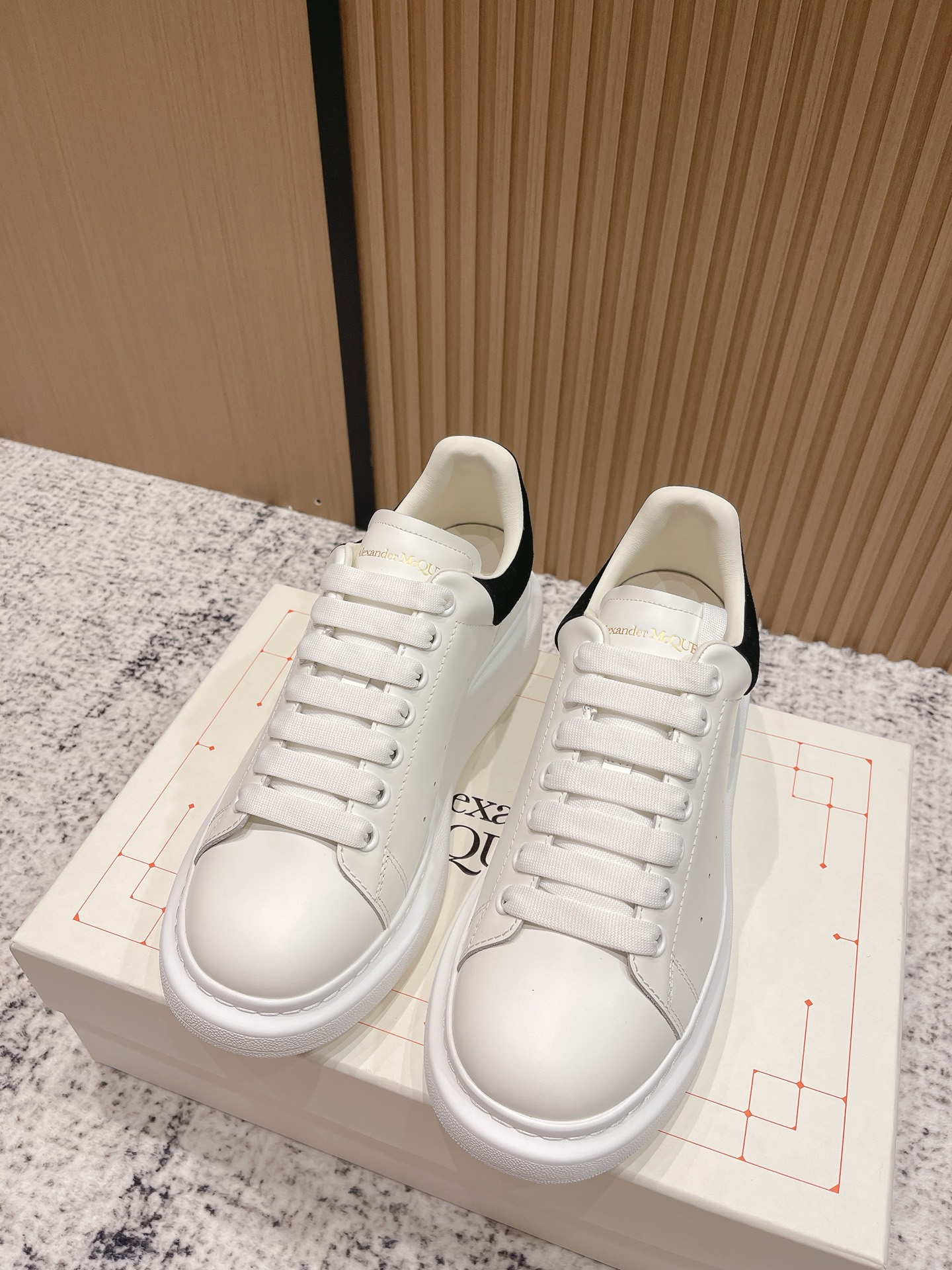 NO:480959,Top version of women's model, men's model, Alexander McQueen·Alexander McQueen 2025ss new, wide-style sneakers, white shoes, casual shoes, new colors!  The rear tail is really unique and beautiful, love at first glance!  Top version!  I won't introduce this shoe style. It will never go out of date every year after year. It is a super versatile and versatile model and has been in a hot state. The upper is original custom-made silk cowhide, the inner top-grade water-dyed sheepskin inner lining, high tough silk cow lining, the latest original mold opening fine mold PU vacuum outsole, women's model 35-40 (40 custom made) men's model 38-45 (38 45 custom made), casual shoes/sports shoes, alexander mcqueen, sneakers, cowhide, sheepskin19860909顶级版本女款 男款 Alexander McQueen·亚历山大麦昆 2025ss 新款 阔型运动鞋小白鞋休闲鞋新色！ 后尾巴真的是太有特色太好看了,一眼爱！顶级版本！ 这款鞋子款式就不多做介绍了,春夏秋冬一年又一年都不会过时,超级百搭万能款,一直处于爆火状态. 鞋面原版定做丝绸牛皮 内里顶级水染羊皮内里、高韧丝绸牛里 大底最新原版开模精模PU抽真空大底 女款35-40（40定做） 男款38-45（38 45定做）,休闲鞋/运动鞋,alexander mcqueen,sneakers,cowhide,sheepskin,Women's Shoes