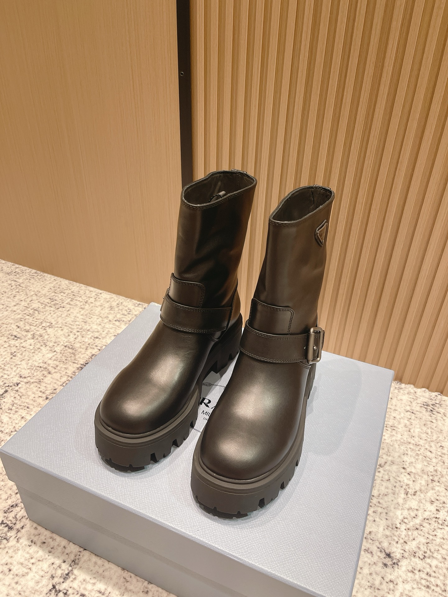 NO:481877,Top version PRADA Prada's latest autumn and winter triangle logo for women's boots, many celebrities and celebrities plant grass. The series that cannot be bought in winter is definitely the most popular this year. Simple upper design, highly brand-recognizable triangle logo embellishment, full details, and the foot is atmospheric and makes the legs look thin and elegant. The height of the sole is 5CM. The height of the sole is instantly raised. A perfect tool for height enhancement. The material is polished and waxed calfskin, the cow back velvet high merceration. The inner water dyed cowhide. The original combination of rubber foamed sole is light and comfortable. Size35-40 (40. Custom made without return). Boots, prada, prada, boots, cowhide19860909顶级版本 PRADA 普拉达秋冬最新款三角标一脚蹬女靴 超多明星网红种草 冬天买不到的系列,绝对是今年的大爆款贼好看 简约的鞋面设计 极具品牌辨识度的三角标点缀 细节拉满 上脚大气显腿瘦气质这块刚好拿捏 大底高度5CM 瞬间拉高身高 妥妥的增高神器 材料擦色打腊小牛皮,牛反绒高丝光 内里水染牛皮里 大底原版组合橡胶发泡大底轻便舒适 Size35-40（40.订做不退换）,靴子,prada,prada,boots,cowhide,Women's Shoes