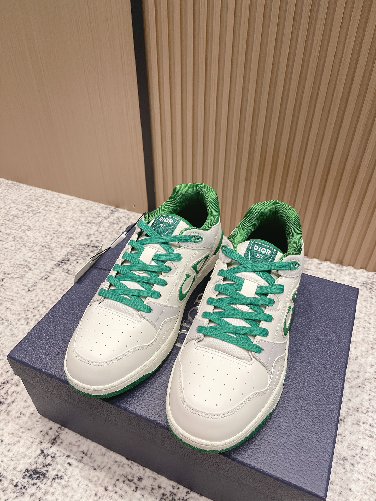 NO:481872,Top version Men's Size Dior B57 Series Couple Style Casual Sports Shoes CD Skateboard Shoes Original Purchase and Development Make Production This B57 mid-top sneakers are a new product for the men's clothing series in 2024. They reinterpret the basketball shoe design and become a classic item for Dior. They are carefully crafted in gray and white smooth cowhide, and the sides are decorated with beige and black Oblique printed logos. The tongue, sole and rear side are decorated with various special details to enhance the style, while the eyelet details, surface thread and rubber inserts highlight the dynamic charm of its sporty style. With a two-color rubber sole, you can match various clothing to create a delicate look. Original custom calfskin + Oblique old-fashioned fabric inner lining original custom breathable inner lining original open-mould TPU combination sole 3CM  Size39-45 (45. Custom made), casual shoes/sports shoes, dior, dior, sneakers, cowhide19860909顶级版本 男码 Dior迪奥B57系列 情侣款 休闲运动鞋 CD 滑板鞋 原版购入开发 做货 这款 B57 中帮运动鞋是二零二四春季男装系列新品,重新诠释篮球鞋设计,成为 Dior 的经典单品.采用灰色和白色光滑牛皮革精心制作,侧面饰以米色和黑色 Oblique 印花标志.鞋舌、鞋底和后侧饰以各种特色细节提升格调,而孔眼细节、缉面线和橡胶镶片更是突显其运动风格的动感魅力.带有双色橡胶鞋底,可搭配各式服饰,打造精致造型. 面料原版定制小牛皮+ Oblique老花布 内里原版定制透气内里 大底原版开模TPU组合大底 底厚3CM Size39-45（45.定做）,休闲鞋/运动鞋,dior,dior,sneakers,cowhide,Women's Shoes