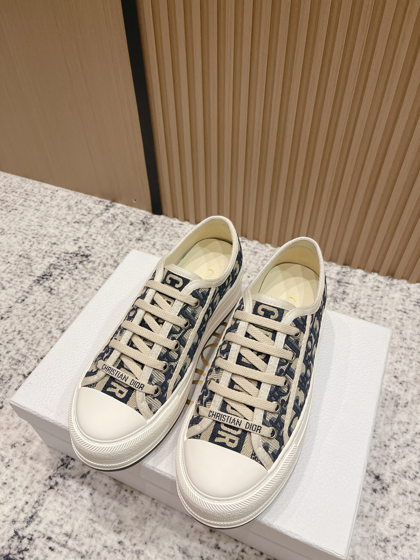 NO:481868,Top version Dior Walk'n series Presbyterian embroidery thick-soled canvas shoes casual sneakers Original purchase and development Made this Walk'n'Dior thick-soled sneakers are a fashionable item that enhances the style of the series. Oblique printed cotton embroidered upper with comfortable thick-soled soles, tongue and Christian Dior Paris logo laces. It can add fashionable temperament to various casual looks Fabric: Original custom imported Oblique printed embroidery Inner: Imported soft sheepskin lining Outsole: Original exclusive mold-open TPU material Sole thickness: 4.5CM Size: 35-40 (41.42 custom-made non-return and exchange), casual shoes/sports, dior, dior, sneakers, sheepskin19860909顶级版本 Dior迪奥Walk'n系列 老花 刺绣 厚底帆布鞋 休闲运动鞋 原版购入开发 做货 这款 Walk'n'Dior 厚底运动鞋是一款时尚单品,提升该系列的格调.Oblique 印花棉质刺绣鞋面,搭配舒适厚底、鞋舌和 Christian Dior Paris 标志鞋带.可为各式休闲造型增添时髦气质 面料: 原版定制进口Oblique 印花刺绣 内里: 进口柔软羊皮里 大底: 原版独家开模TPU材质 底厚: 4.5CM Size: 35-40（41.42定制不退换）,休闲鞋/运动鞋,dior,dior,sneakers,sheepskin,Women's Shoes