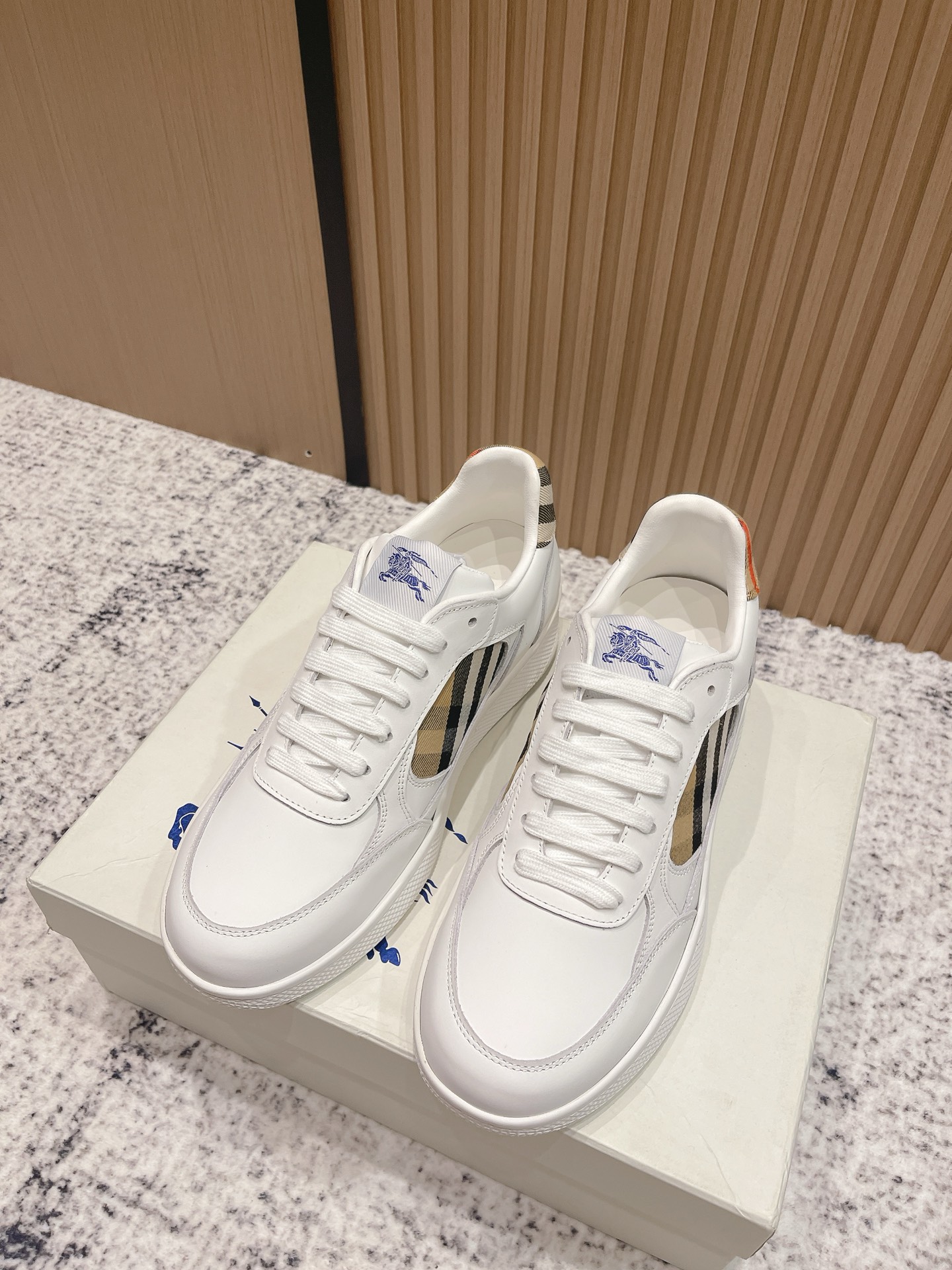 NO:482433,Top version of women, men, Burberry, Burberry Box series, checked, casual, sneakers, original purchase and development, making products, Box series sneakers, made of smooth calfskin fabric, embossed with Equestrian Knight logo (EKD). Mesh lining, shoelaces are decorated with metal coils, rubber sole is decorated with classic Burberry letter logo, exquisite packaging for delivery counter Fabric: original custom-made top cowhide/original fabric Inner: imported breathable mesh Sole: original open mold two-color TPU material Size35-45 (foot 40. men 38.45 custom), casual shoes/sports shoes, burberry, burberry, sneakers, cowhide19860909顶级版本女 男 Burberry巴宝莉Box系列 格纹 休闲 运动鞋 原版购入开发 做货 Box系列运动鞋 选用光滑小牛皮面料打造,点缀马术骑士徽标（EKD）压花.采用网眼内衬,鞋带融入金属线圈装饰,橡胶鞋底饰有典藏 Burberry 字母徽标 配送专柜精美包装 面料: 原版定制头层牛皮/原版布 内里: 进口透气网里 鞋底: 原版开模双色TPU材质 Size35-45（女40.男38.45定制）,休闲鞋/运动鞋,burberry,burberry,sneakers,cowhide,Women's Shoes