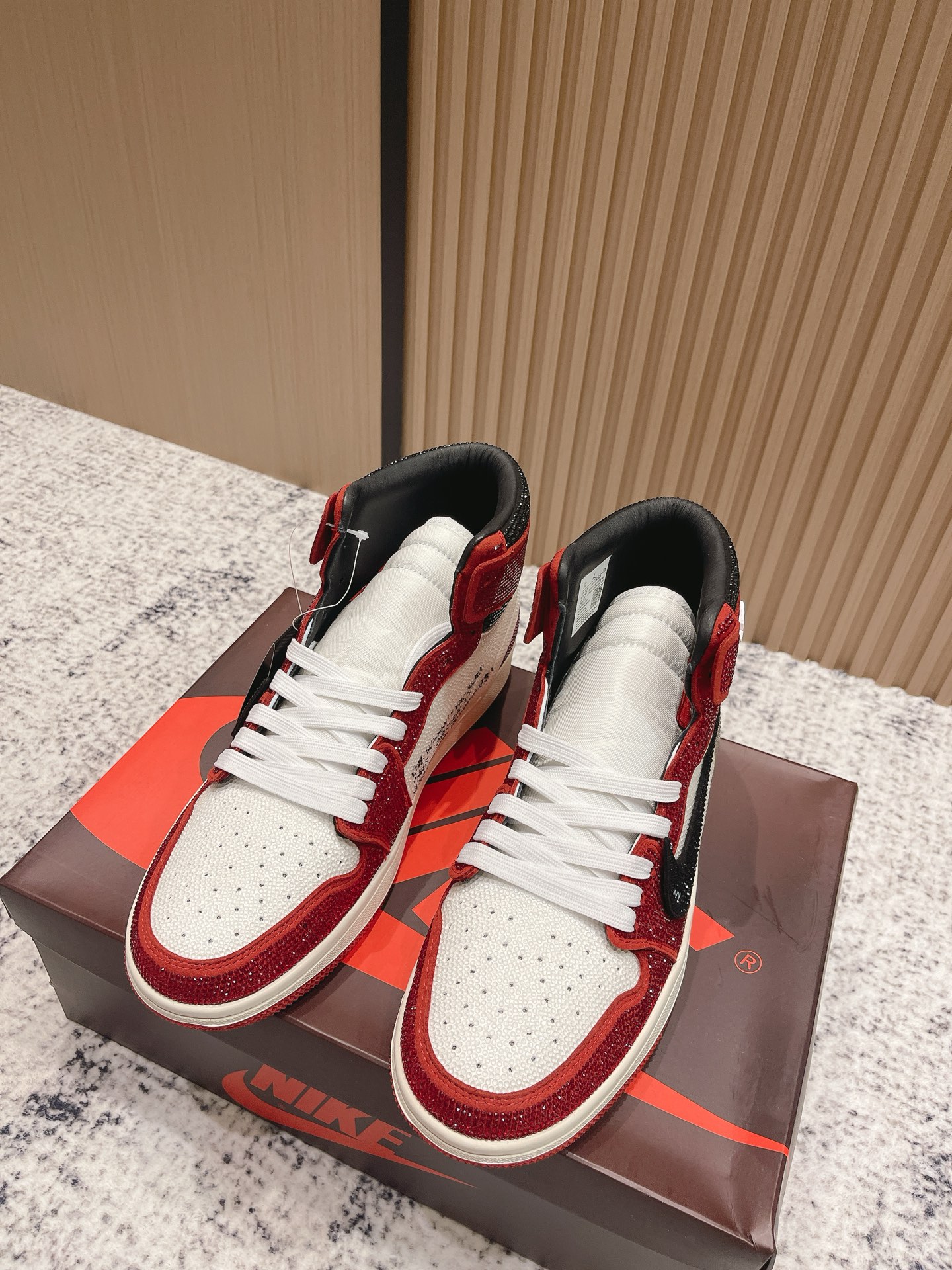 NO:482451,Top version of high-top couple Air Jordan Nike co-branded 25vs couples iron diamond shoes latest high-low-top sneakers!  Hot launch upgraded version!  Only a cowhide color-blocked high-top shoes, Nike Joy couples' fur shoes open the eyes of the shoe fans, various unexpected design ideas, diamond color schemes bring many surprises to everyone, the color-blocking hidden on the upper is quite unique, low-key showing the identity of the shoe model, the style that is essential for trendy people, the foot is really good-looking and unpleasant... Fabric: Customized beef and diamond craftsmanship Inner: Customized sheepskin Foot pad: Customized sheepskin Outsole: Original mold-open TPU two-color sole Couple size: 35-44 (41.45.46 Customized without return and exchange), casual shoes/sports shoes, sneakers, cowhide, sheepskin19860909顶级版本高帮 情侣 Air Jordan耐克联名25vs 情侣款烫钻板鞋最新高低帮运动鞋 ！火爆上市升级版！ 唯独一款牛皮拼色的高帮鞋,耐克乔一情侣毛鞋让鞋迷大开眼界,各种意想不到的设计创意,钻石配色方案给大家带来了很多惊喜,隐匿于鞋帮处的拼色颇为独特,低调显示着鞋款的身份,潮人必备的款式,上脚真心好看无法自拔…… 面料:定制牛猄烫钻工艺 内里:定制羊皮 垫脚:定制羊皮 大底:原版开模TPU双色大底 情侣码:35-44（41.45.46定制不退换）,休闲鞋/运动鞋,sneakers,cowhide,sheepskin,Women's Shoes