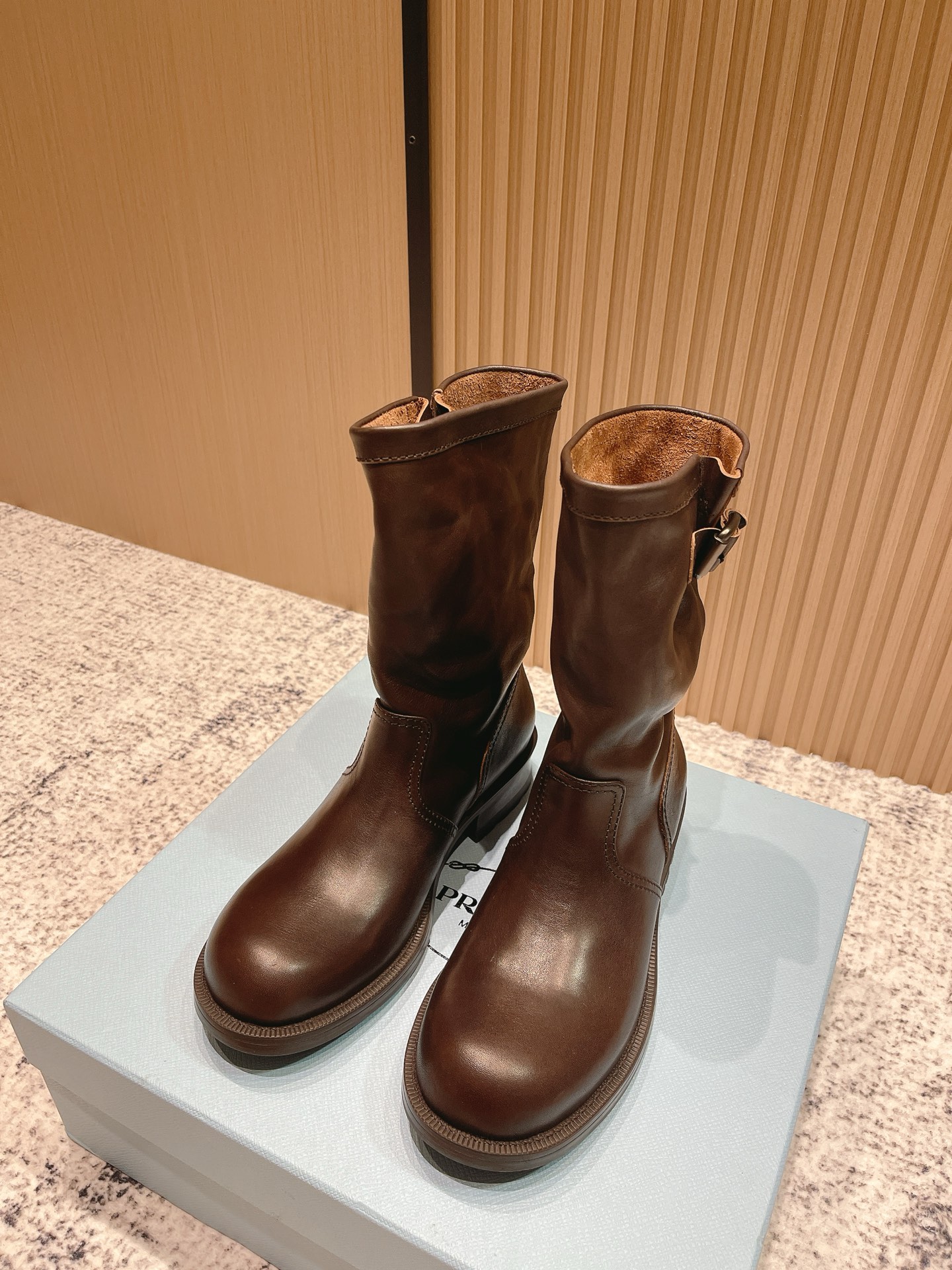 NO:492867,Top version Prad* Prad* 25ss Autumn and Winter Thick-soled Knight Boots Fashion Thick-soled Casual Boots, unique flavor, everyone loves and easily controls, and it will explode every year. There is also a versatile and classic shoe last that can conquer you. Wear it, increase your height and make you feel casual, and you can be simple and handsome. Upper cream and oil calf, water dyed cowhide, large sole leather combination anti-slip sole Size35-40 (40 custom made, no return or exchange), boots, prada, prada, boots, cowhide19860909顶级版本 Prad* 普拉达 25ss 秋冬 厚底骑士靴长靴 时尚厚底休闲长靴 ,独到味道,人人都爱也轻松驾驭 每年都会爆.还有就是百搭经典的鞋楦,足以征服你,穿上它,增高休闲两不失误,上脚简单帅气 鞋面树膏油脂小牛 内里水染牛皮 大底真皮组合防滑底 Size35-40（40订做不退换）,靴子,prada,prada,boots,cowhide,Women's Shoes