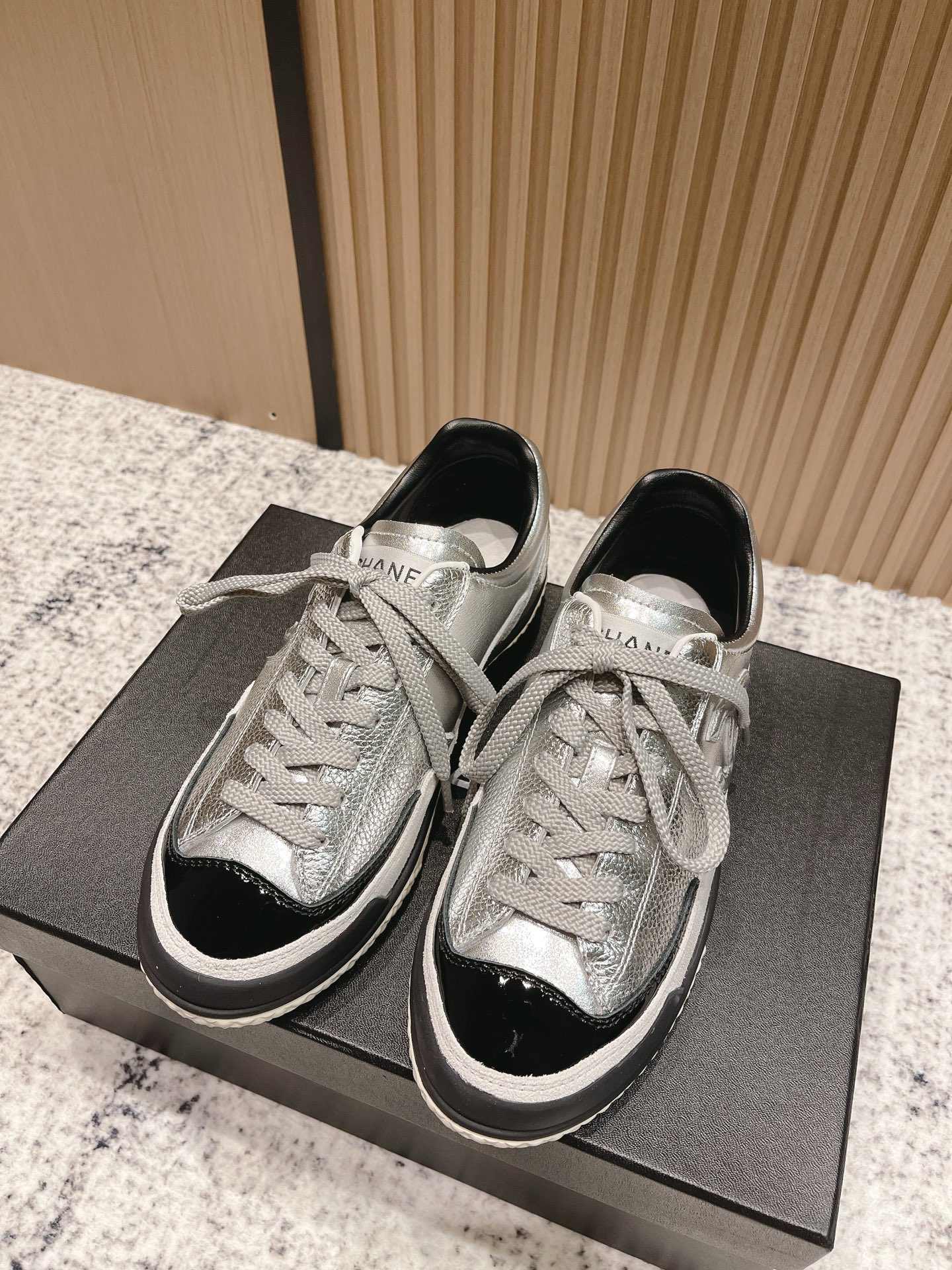 NO:492907,Top version Chanel Chanel's latest 25K casual sneakers, many celebrity celebrity grass, original mold customization, invincible and beautiful and easy to wear, absolutely fairy style, super comfortable, high-end and durable color matching, versatile, casual casual sports style, cool and natural, interpreting Chanel's fashionable feminine temperament. The upper is customized imported lychee pattern calfskin patent leather, mixed-bred sheepskin, outsole original customized open mold sole Size35-40 (40 custom made), casual shoes/sports shoes, chanel, chanel, sneakers, cowhide, sheepskin19860909顶级版本 Chanel 香奈儿最新款25K休闲运动鞋 超多明星网红种草 原版模具定制 无敌漂亮又好穿 绝对仙女款 超级舒服,配色高级耐看 百搭 率性的休闲运动风,飒爽又自然,演绎香奈儿的时髦女性气质 鞋面采用定制进口荔枝纹小牛皮漆皮 内里混种羊皮 大底原版定制开模大底 Size35-40(40定做),休闲鞋/运动鞋,chanel,chanel,sneakers,cowhide,sheepskin,Women's Shoes