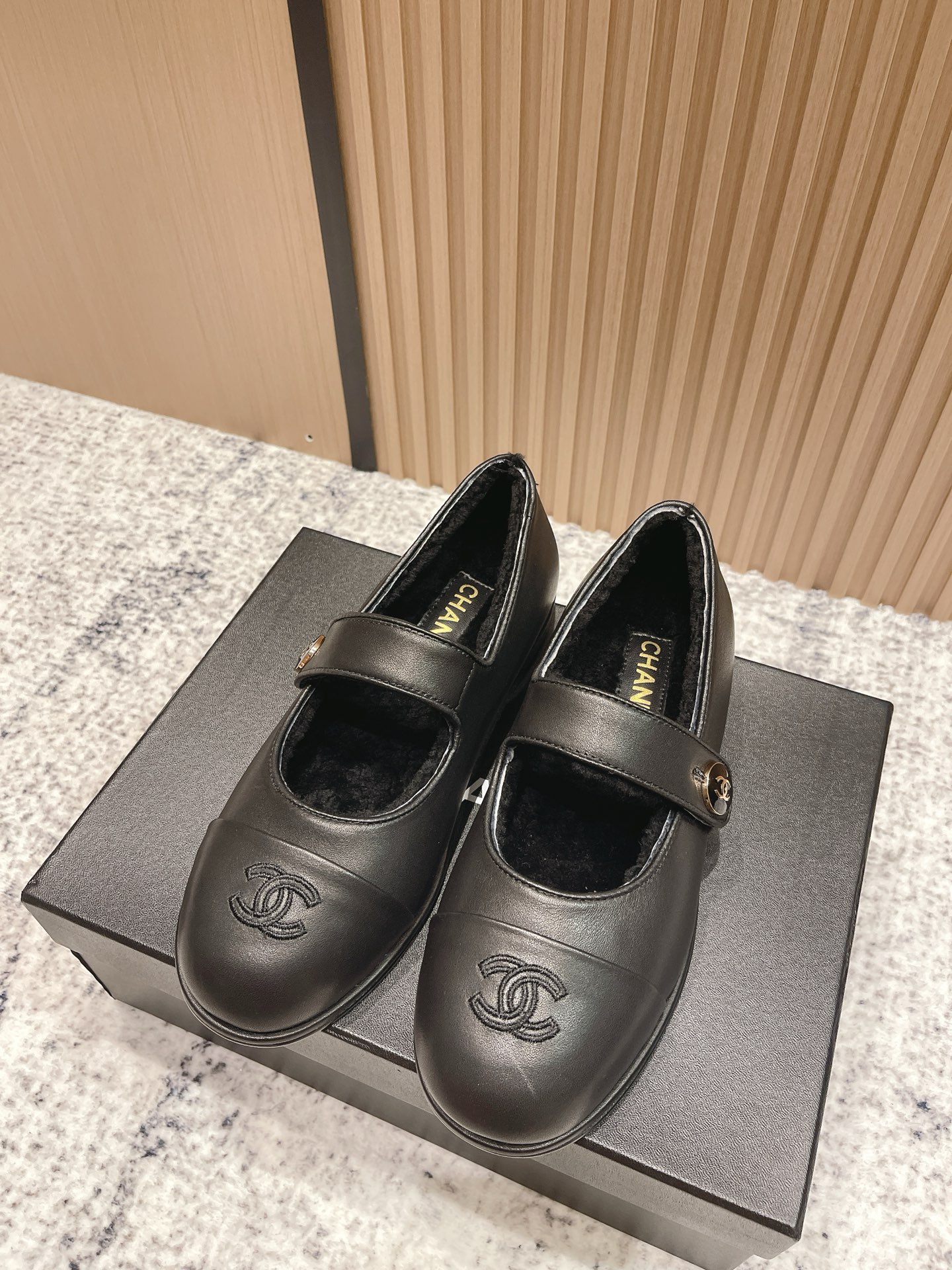 NO:492900,Top quality CHANEL Chanel｜25ss autumn and winter new Teddy lamb wool Mary Jane flat ballet shoes fur bun shoes!  Soft, glutinous chick, the soft and glutinous feeling of falling at a glance!  Lamb fur!  It's soft fufu's lamb fur!  The entire upper is wrapped in super delicate and fluffy lamb fur material, which feels like a little puppy and feels amazing!  When you wear it in early autumn, your feet feel the warmth first, and say goodbye to the coolness in an instant~ The furry texture comes with a gentle filter, and it makes you feel like a rich girl, noble and age-reducing!  The upper is made of imported sheep velvet, inner foot pad imported lamb wool/sheepskin, outsole imported from Italy, thickened leather outsole, size 35-40 (40 order, no return or exchange), fur shoes, chanel, chanel, mary jane, sheepskin, Leather soles19860909顶级品质 CHANEL香奈儿｜25ss秋冬新款泰迪羊羔毛玛丽珍平底芭蕾舞鞋毛里包子鞋！ 软乎乎 糯叽叽 一眼沦陷的软糯感！羊羔毛！是软fufu的羊羔毛啊！整个鞋面包裹着超细腻蓬松的羊羔毛材质,摸上去就像撸小奶狗,手感绝了！ 早秋穿它出门,脚丫子第一个感受到温暖,瞬间告别凉飕飕～毛茸茸的质感自带温柔滤镜,穿上就是富家千金既视感,贵气又减龄！ 鞋面采用进口羊反绒 内里垫脚进口羊羔毛/羊皮 大底意大利进口加厚真皮大底 码数35-40（40 订不退换）,毛毛鞋玛丽珍,chanel,chanel,mary jane,sheepskin,Leather soles,Women's Shoes