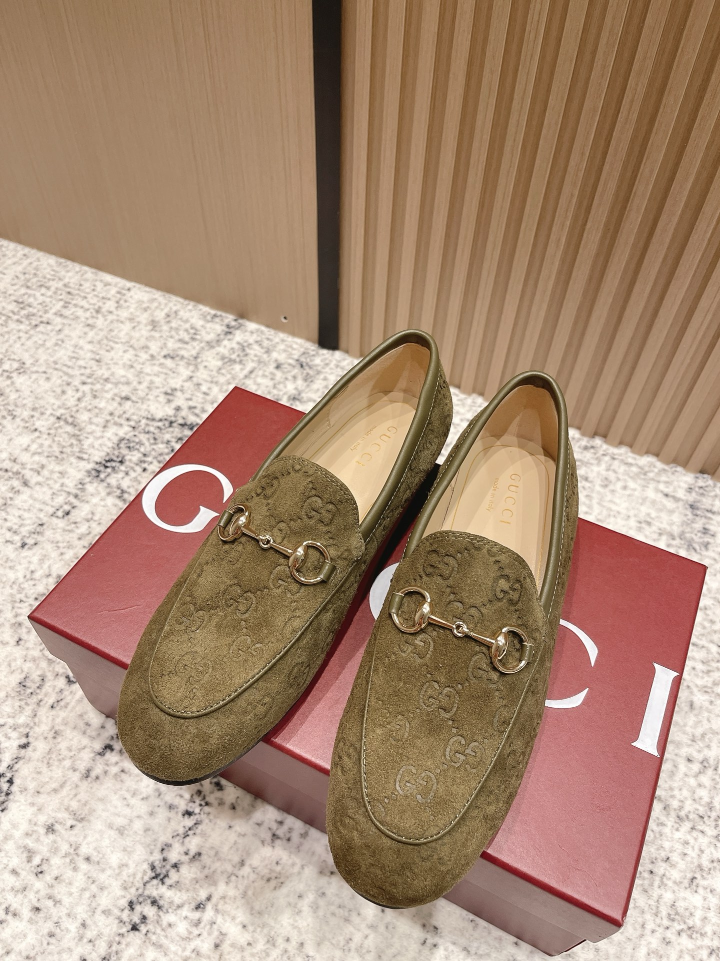 NO:492881,顶级版本 2025早秋新配色Gucci 古驰Princetown经典款拖鞋系列最新版面双G绒面穆勒鞋马衔扣平底半拖鞋托斯卡纳单鞋 作为设计传承的杰出代表,新系列饰马衔扣乐福鞋,生动彰显经典优雅格调.这款鞋履采用品牌标志性字母G G交织图案压纹皮,成就隽永经典.这款鞋履材质柔软,廊形精致流畅,彰显日常优雅风范！  Customized double G suede/cowhide inner footbed Tuscan sheepskin sole Italian leather outsole Size 35-39 (40. Custom made without return), loafers, gucci, gucci, loafers, slippers, cowhide, sheepskin, Leather soles19860909顶级版本 2025早秋新配色Gucci 古驰Princetown经典款拖鞋系列最新版面双G绒面穆勒鞋马衔扣平底半拖鞋托斯卡纳单鞋 作为设计传承的杰出代表,新系列饰马衔扣乐福鞋,生动彰显经典优雅格调.这款鞋履采用品牌标志性字母G G交织图案压纹皮,成就隽永经典.这款鞋履材质柔软,廊形精致流畅,彰显日常优雅风范！ 鞋面定制双G绒面/牛皮 内里垫脚托斯卡纳羊皮 鞋底意大利真皮大底 码数35-39（40.定做不退换）,乐福鞋,gucci,gucci,loafers,slippers,cowhide,sheepskin,Leather soles,Women's Shoes