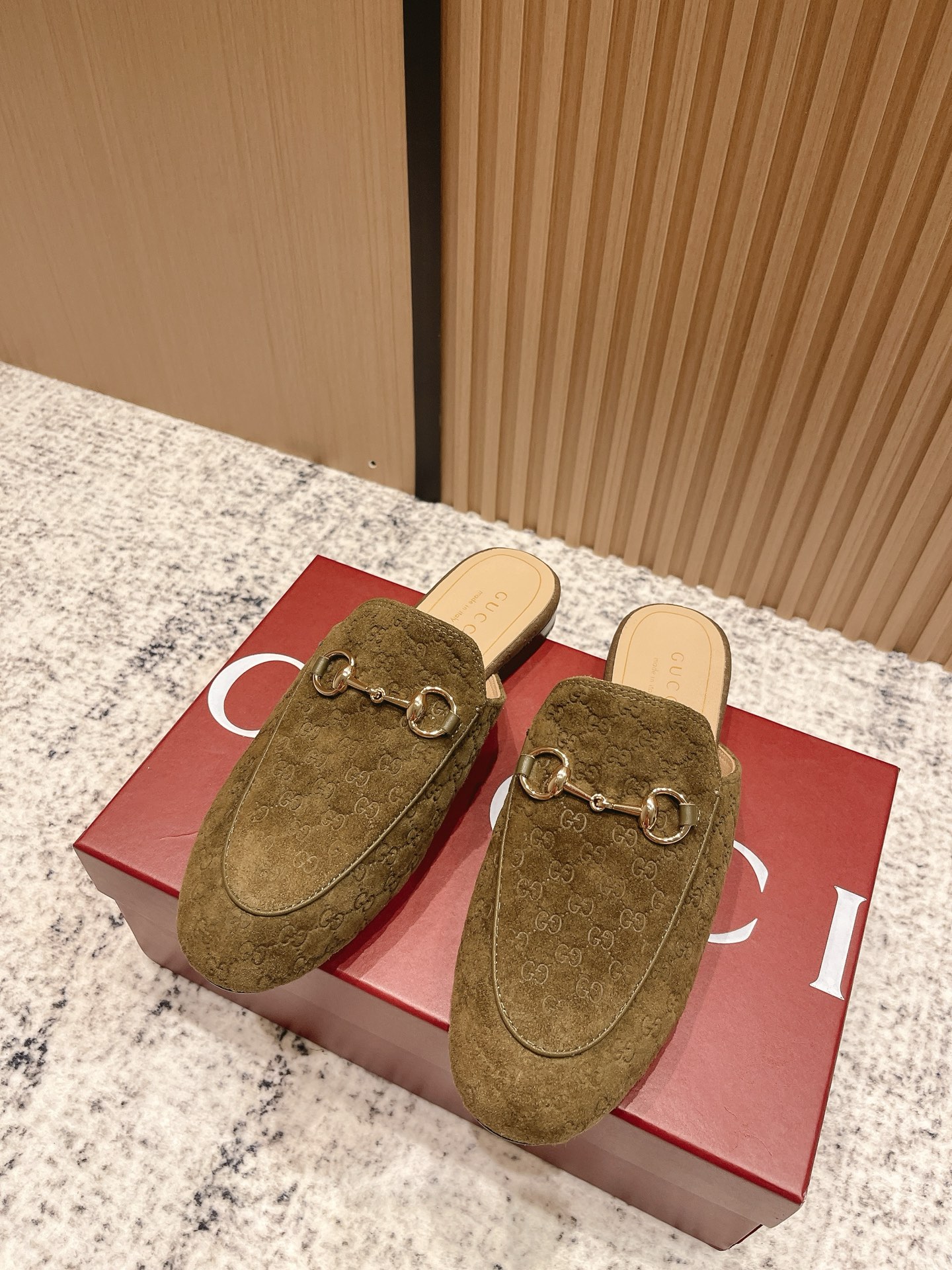 NO:487212,Top version 2025 early autumn new color scheme Gucci Princetown classic slipper series latest version double G suede mules horse-bit flat half-slipper Tuscan semi-trails As an outstanding representative of design inheritance, the new series of horse-bit loafers vividly demonstrates classic elegance. This shoe uses the brand's iconic letter G G interwoven pattern embossed leather, creating a timeless classic. This shoe is soft in material, exquisite and smooth in the corridor shape, showing the elegant style of everyday!  Customized double G suede/cowhide, inner footbed Tuscan sheepskin, sole, Italian leather outsole, size 35-39 (40. Custom made, non-return, semi-torque, gucci, gucci, loafers, slippers, cowhide, sheepskin, Leather soles19860909顶级版本 2025早秋新配色Gucci 古驰Princetown经典款拖鞋系列最新版面双G绒面穆勒鞋马衔扣平底半拖鞋托斯卡纳半拖 作为设计传承的杰出代表,新系列饰马衔扣乐福鞋,生动彰显经典优雅格调.这款鞋履采用品牌标志性字母G G交织图案压纹皮,成就隽永经典.这款鞋履材质柔软,廊形精致流畅,彰显日常优雅风范！ 鞋面定制双G绒面/牛皮 内里垫脚托斯卡纳羊皮 鞋底意大利真皮大底 码数35-39（40.定做不退换）,半拖,gucci,gucci,loafers,slippers,cowhide,sheepskin,Leather soles,Women's Shoes